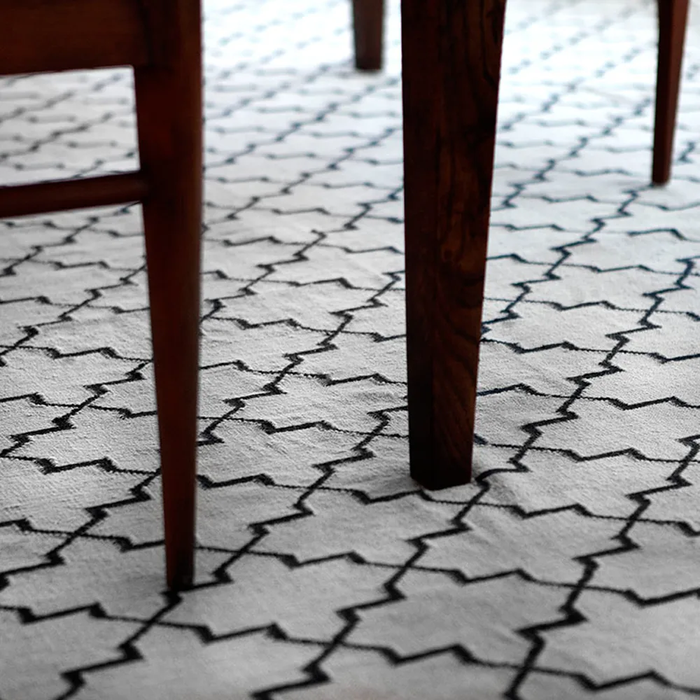 Tapete New Geometric, Cinzento escuro/offwhite-180x272 cm  Chhatwal & Jonsson