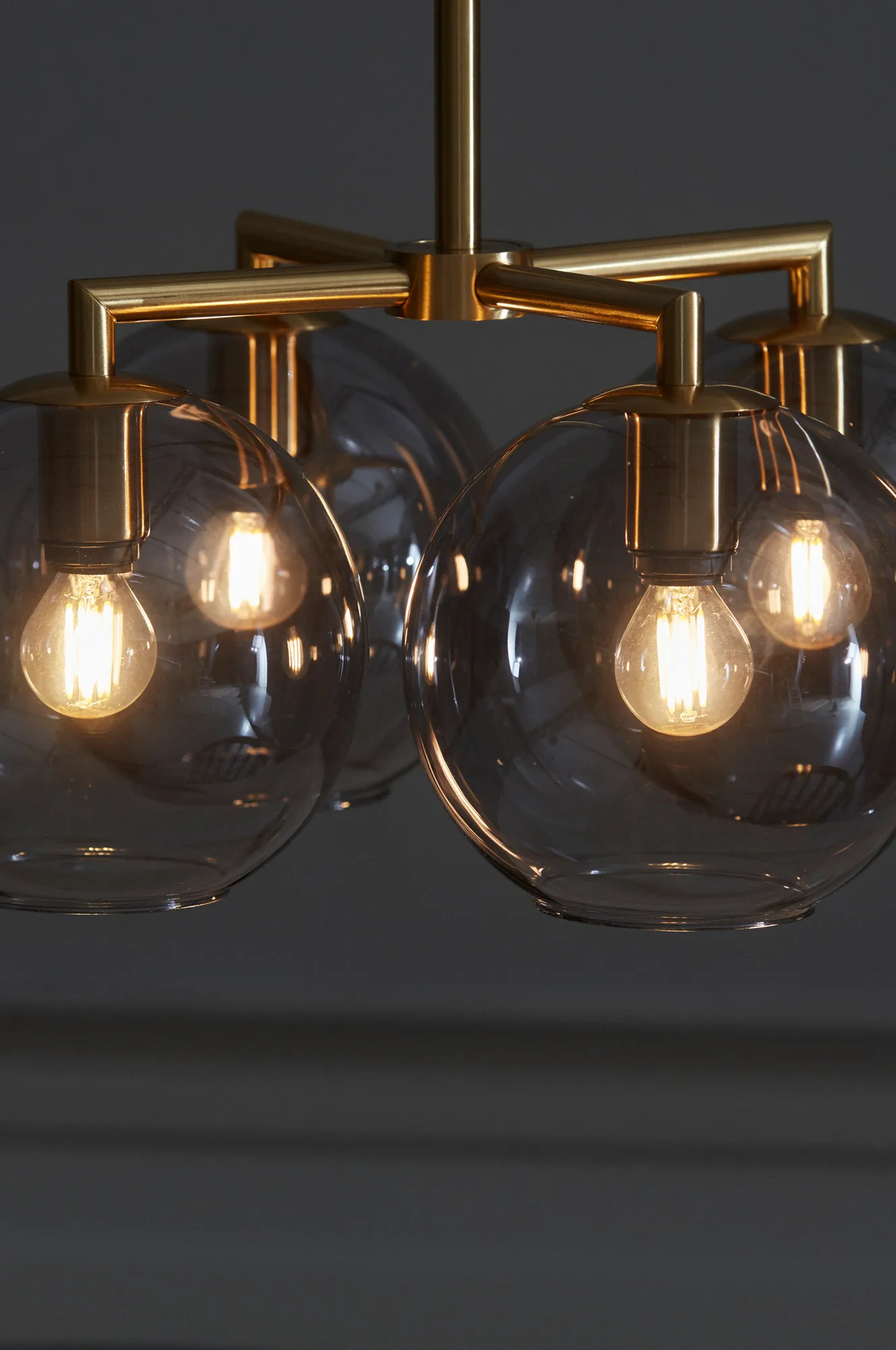 Candeeiro suspenso Ture 30 cm, latão-vidro fumado CO Bankeryd