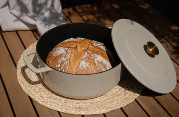 Combekk Enameled panela de ferro fundido com tampa Ø24 cm - Areia-puxador dourado - Combekk