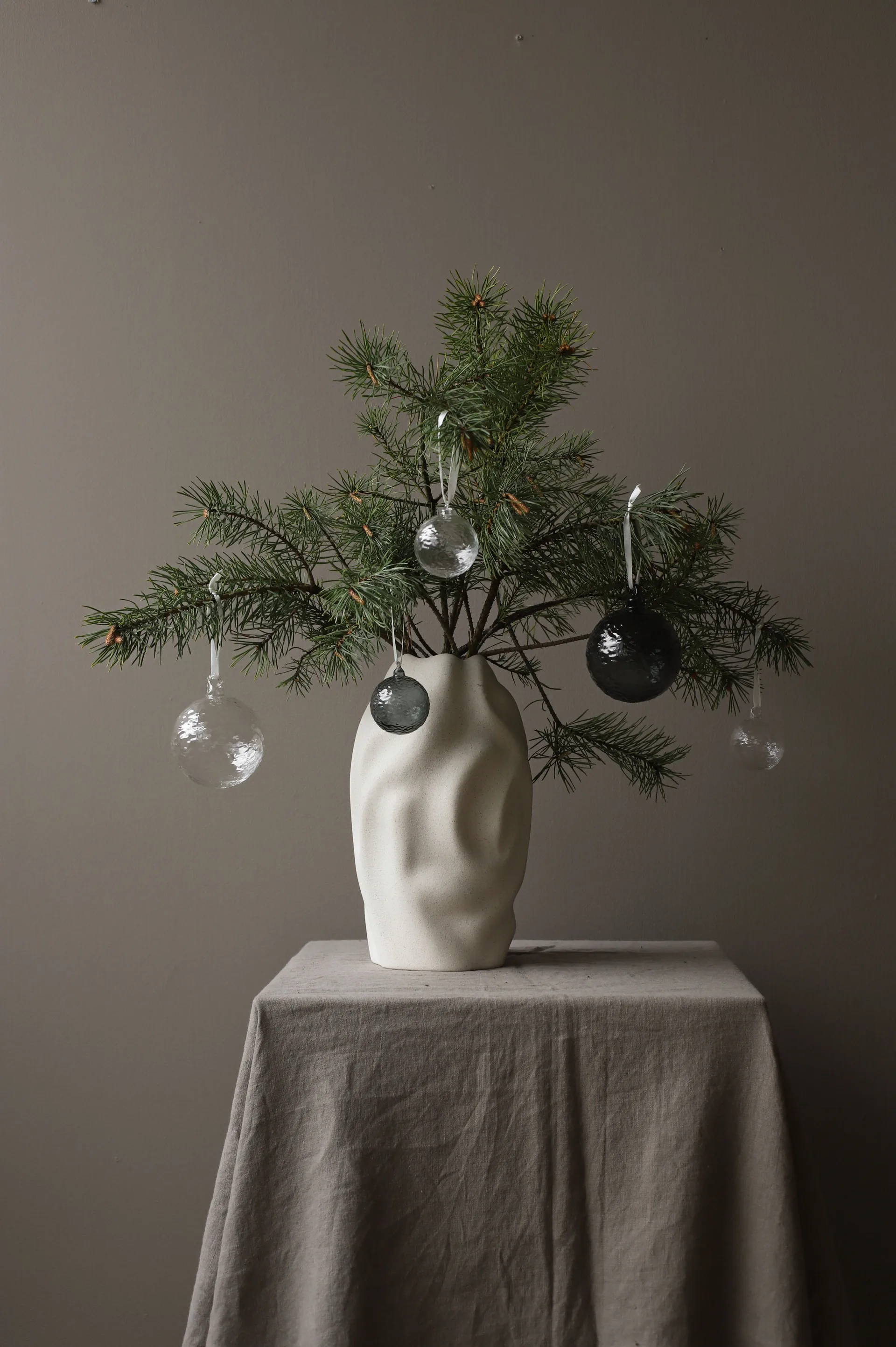 Bola de Natal Gry Marble Ø8 cm, Smoke Cooee Design