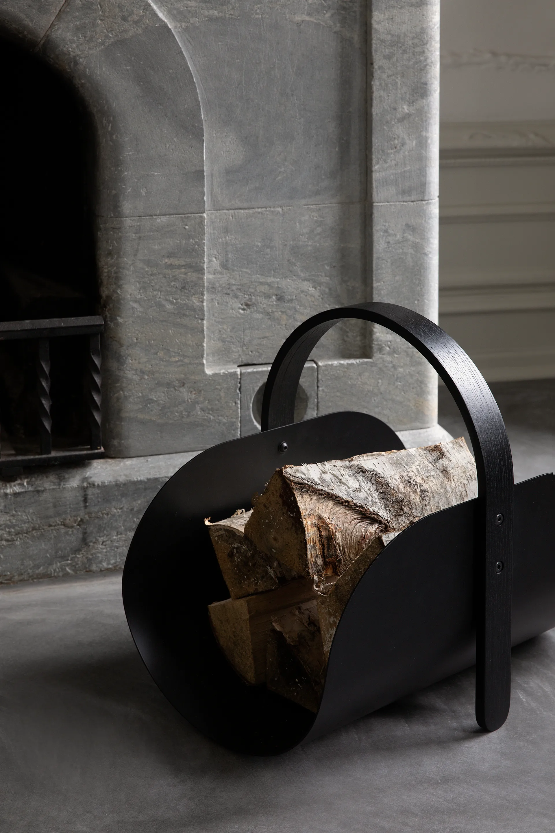 Cesto de madeira Woody, Carvalho tingido preto Cooee Design