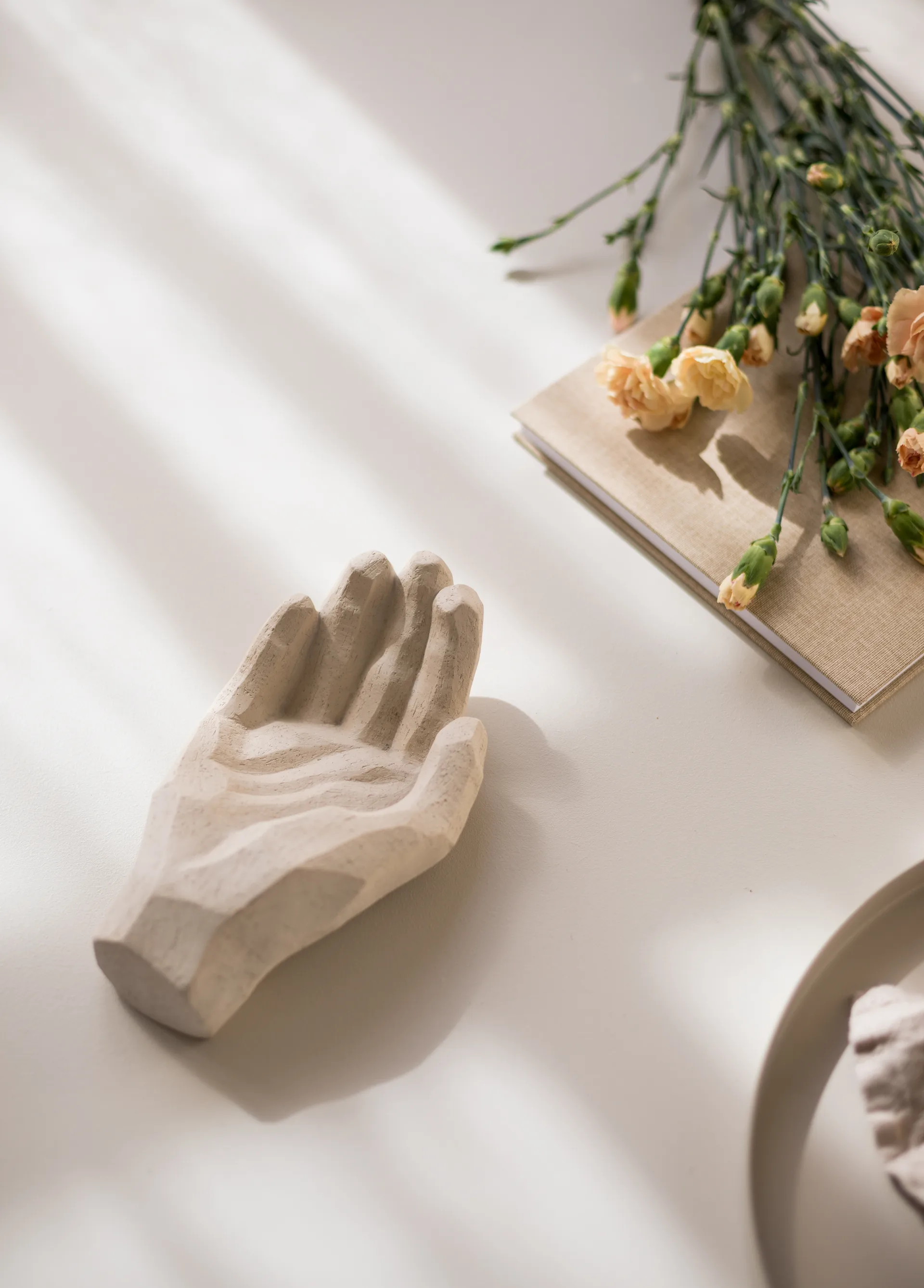 Escultura Bless, limestone Cooee Design