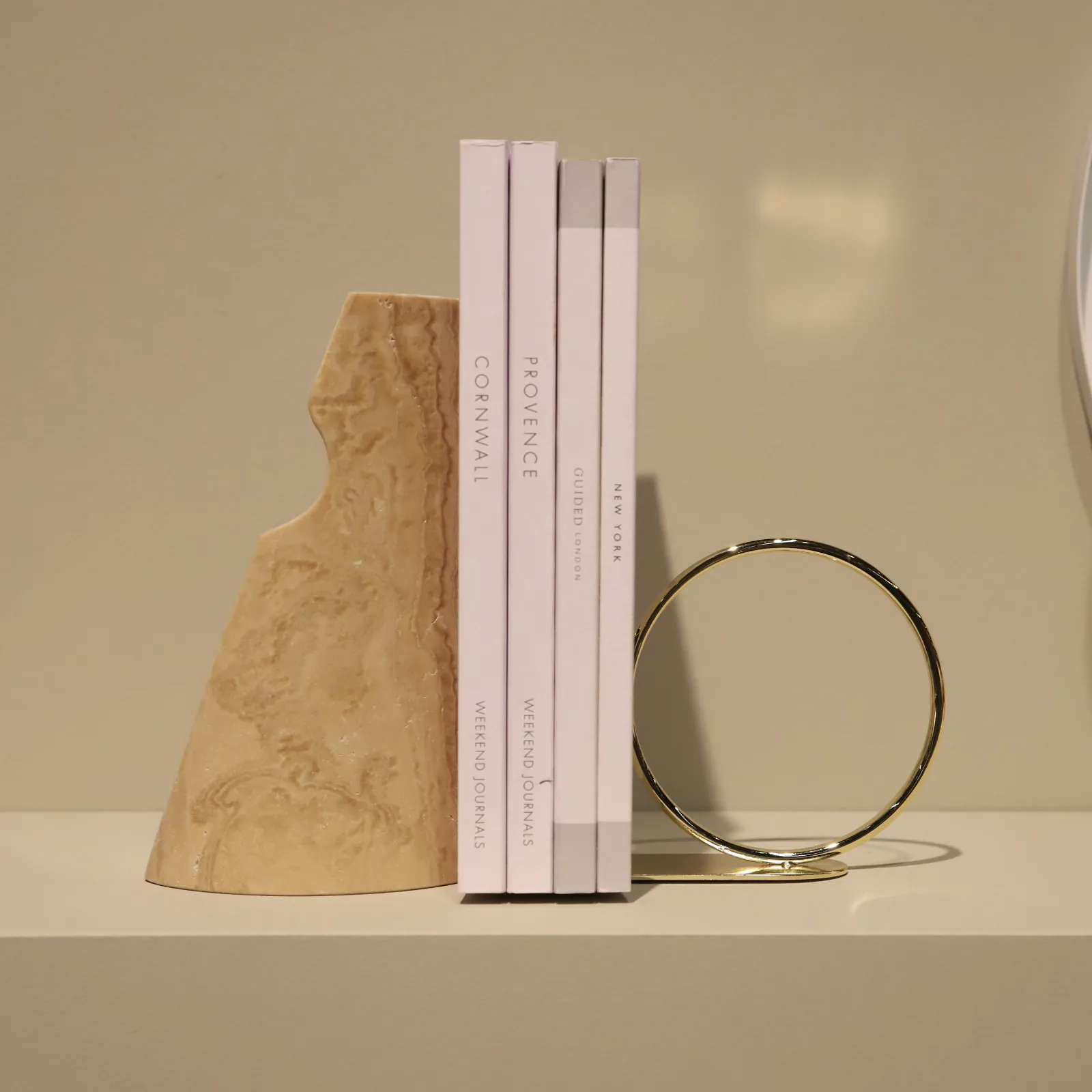 Suporte para livros Shoulder, travertine Cooee Design