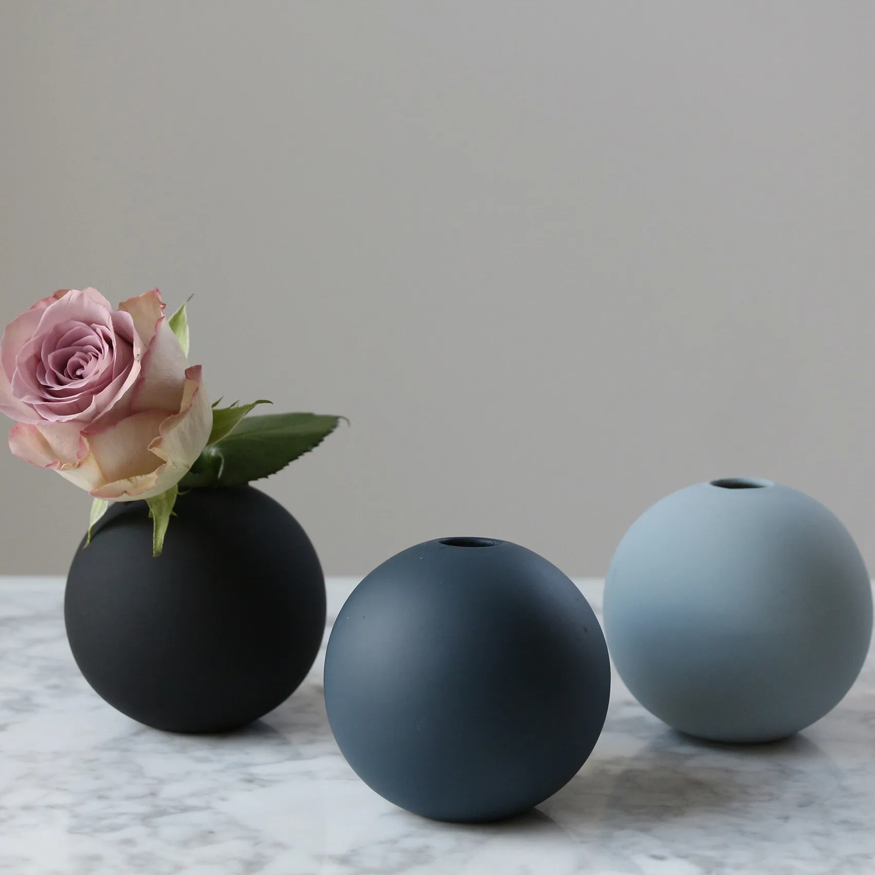 Vaso midnight blue Ball, 8 cm Cooee Design