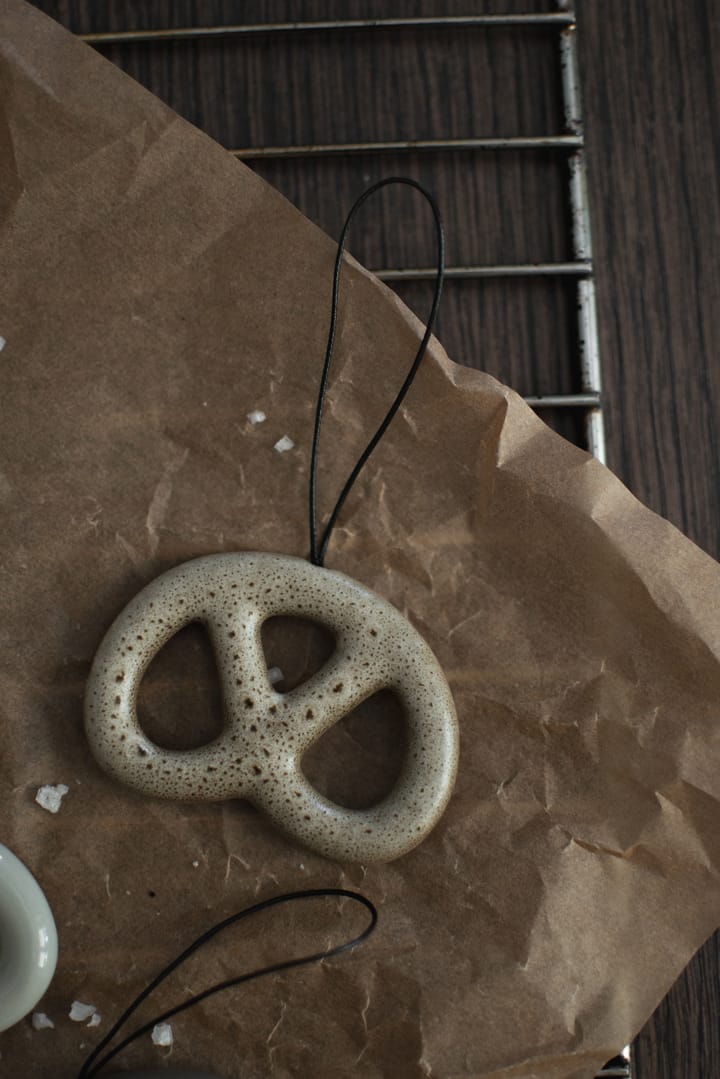 Enfeite Hanging Pretzel, Beige DBKD