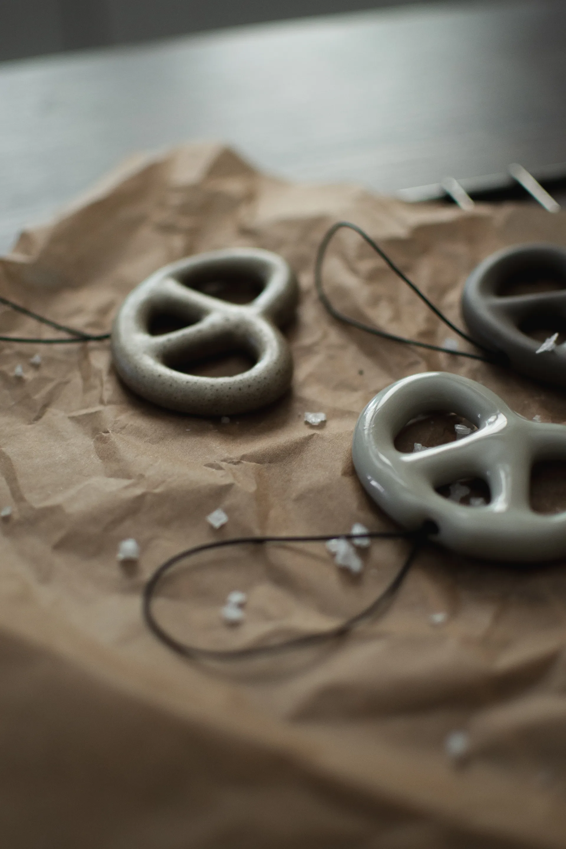 Enfeite Hanging Pretzel, Beige DBKD