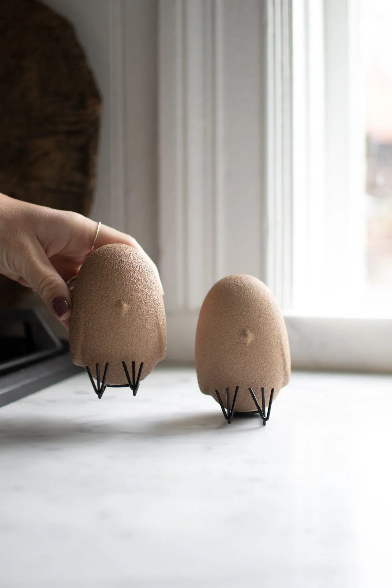 Sit Around decoração de Páscoa, Areia DBKD