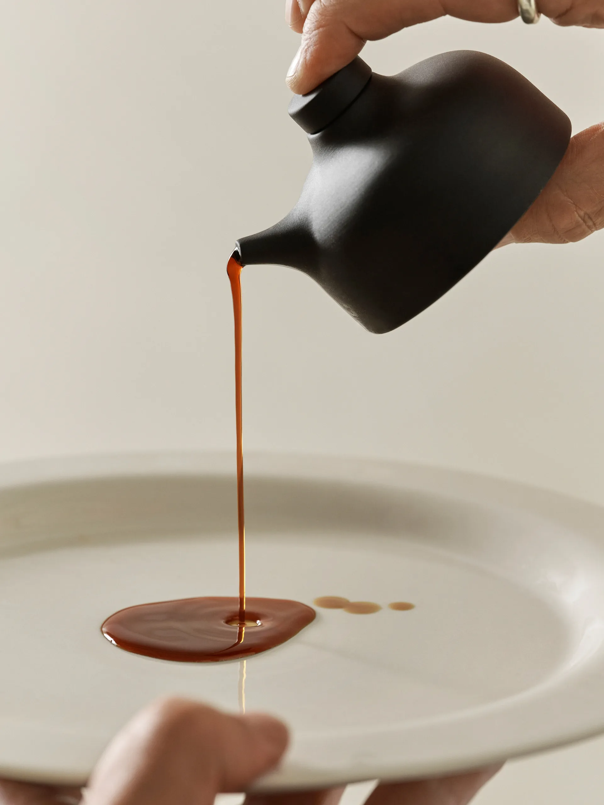 Garrafa de molho de soja Sand 12 cl, Black clay Design House Stockholm