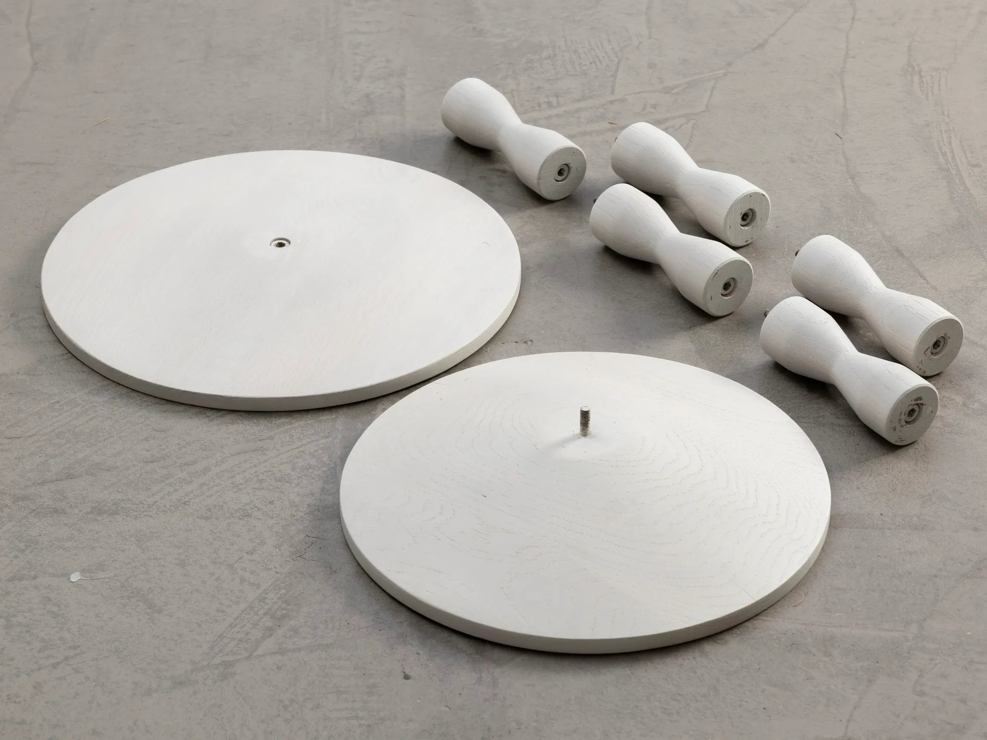 Mesa Pedestal Ø31x67,5 cm, Stained branco cinzento Design House Stockholm