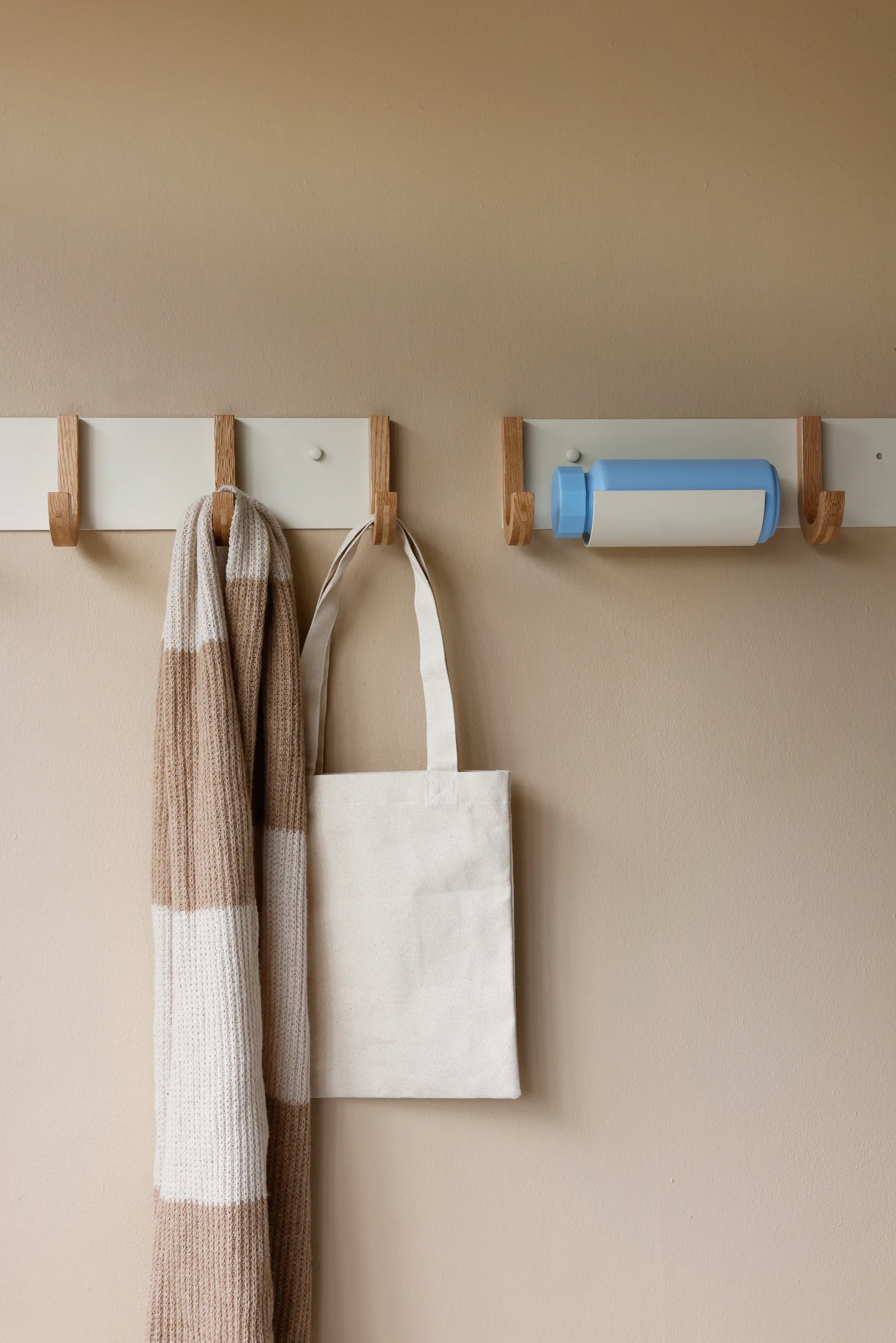 Cabideiro Jay 4 ganchos, Creamweiss-ek Design Letters