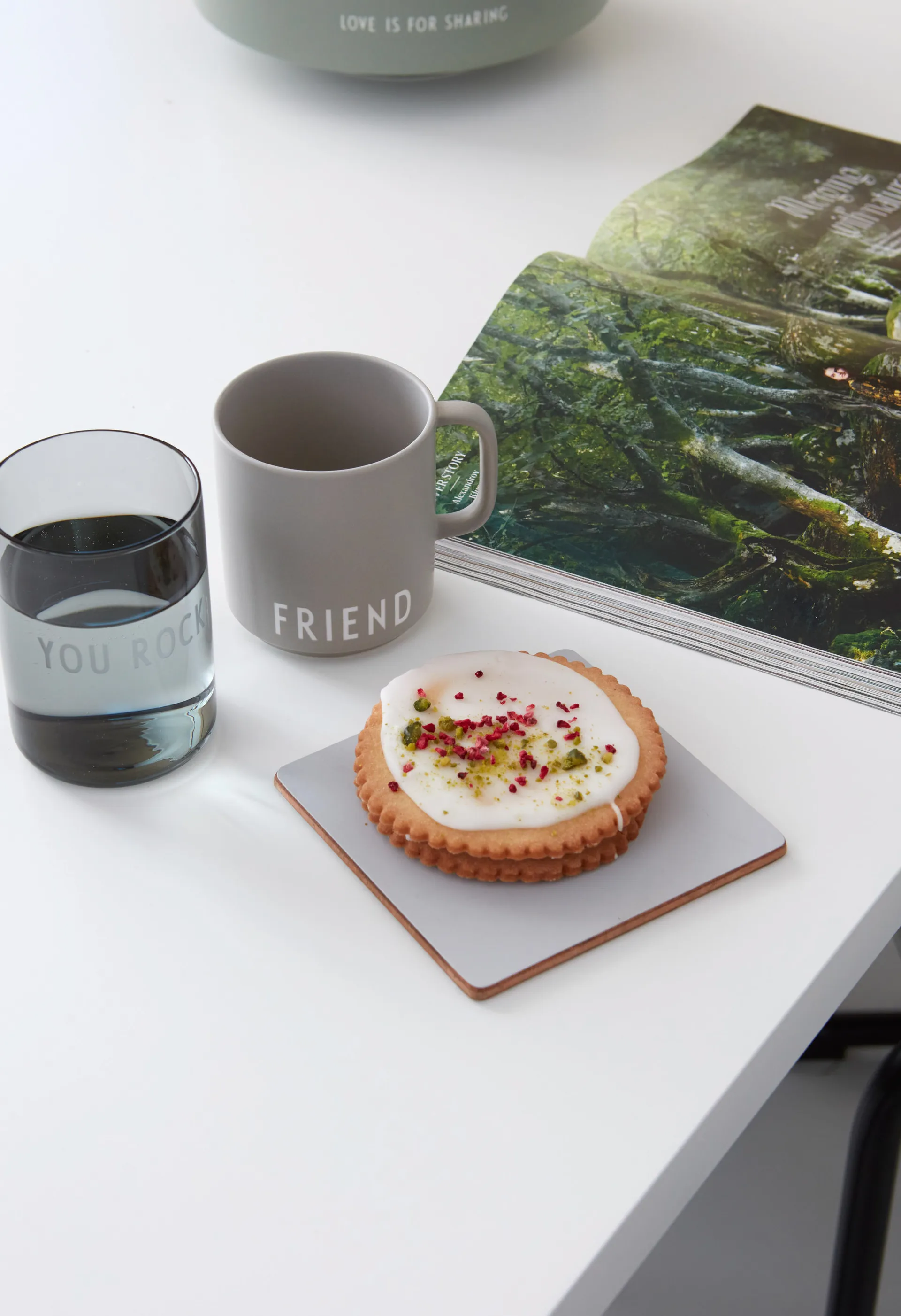 Chávena favourite com pega Design Letters 25 cl, Friend-grey Design Letters