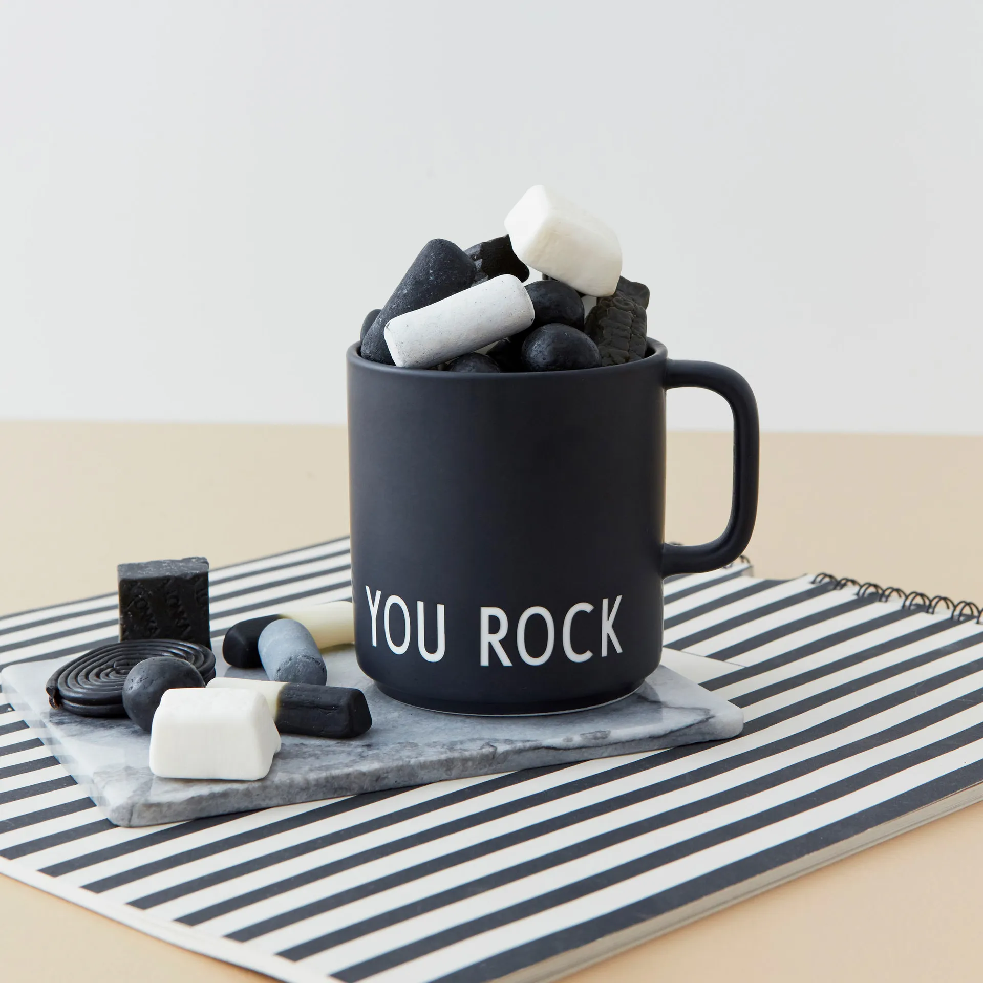 Chávena favourite com pega Design Letters 25 cl, you rock  Design Letters