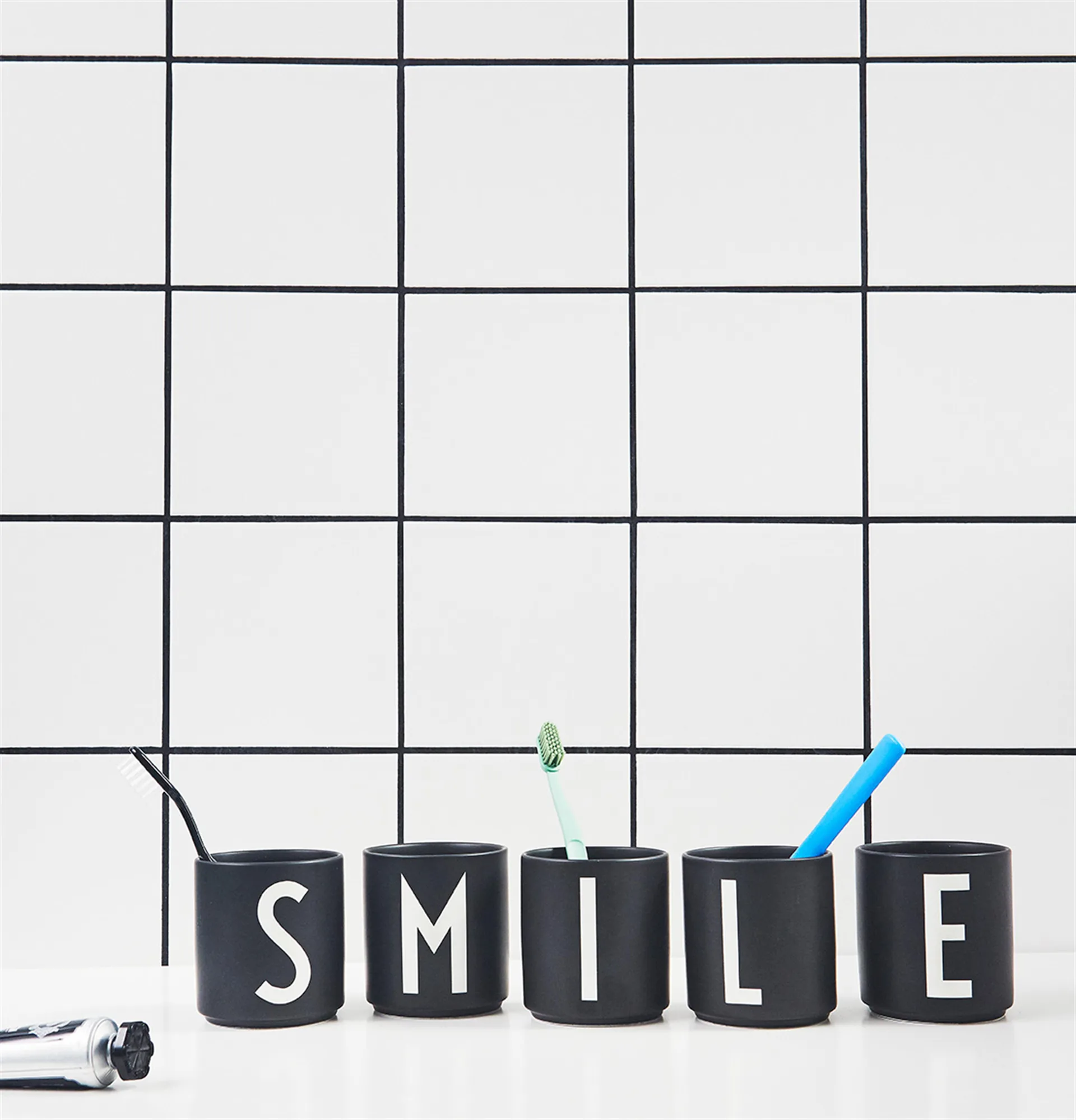 Chávena preta Design Letters , L Design Letters