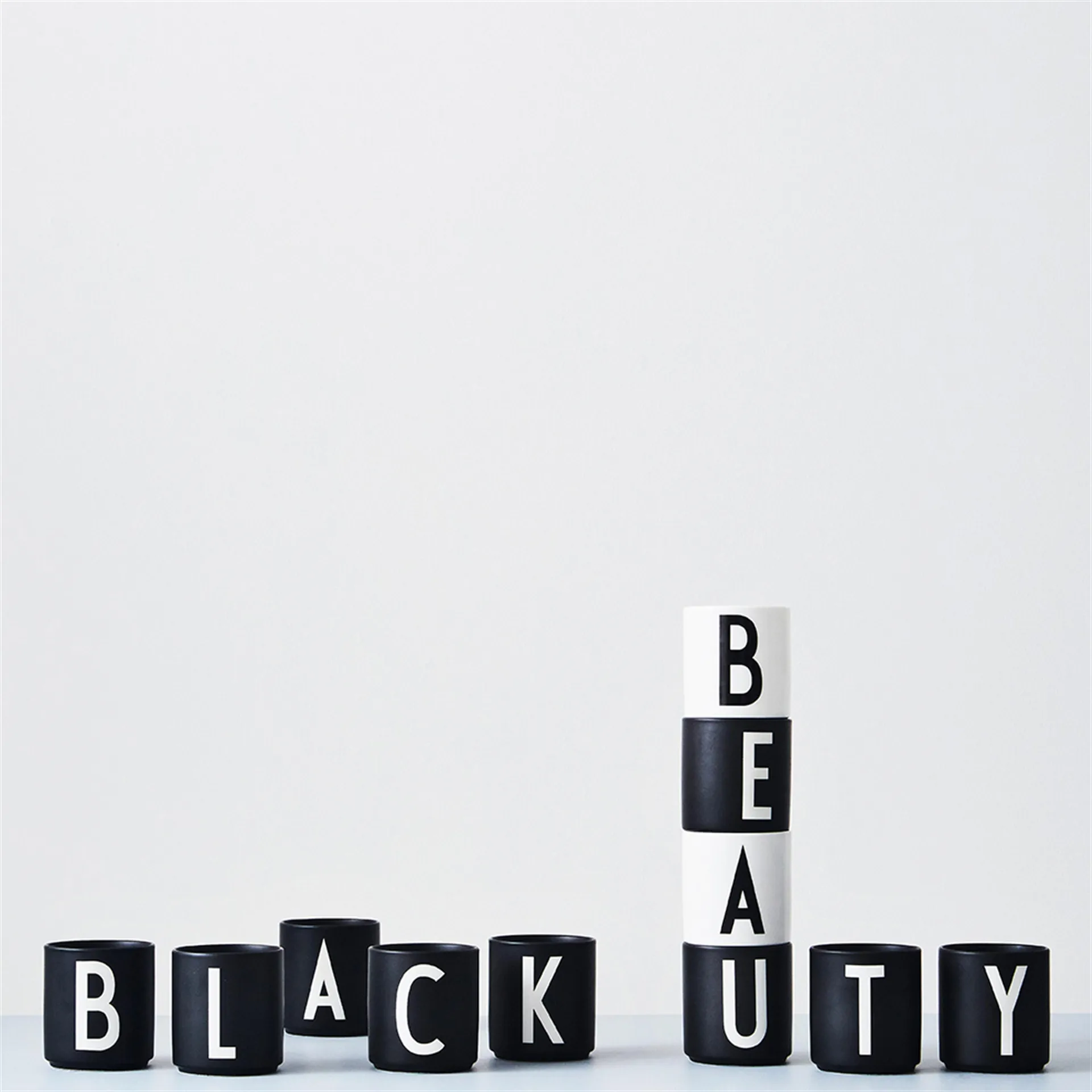 Chávena preta Design Letters , O Design Letters