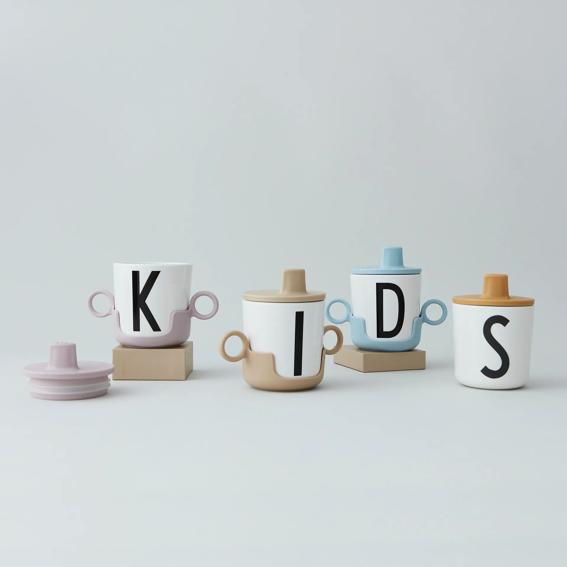 Tampa com bebedouro para a chávena de melamina Design Letters, Bege Design Letters