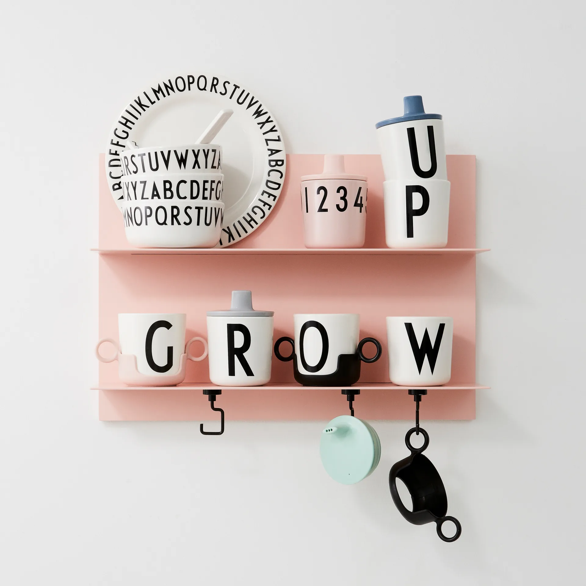 Tampa com bebedouro para a chávena de melamina Design Letters, nude Design Letters