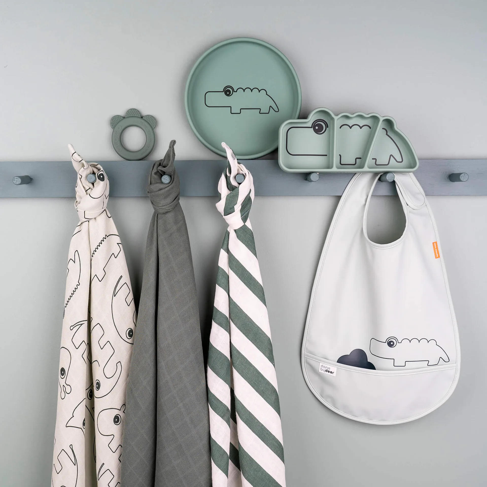 Prato infantil Croco Stick&Stay 9x21 cm, Green Done by deer