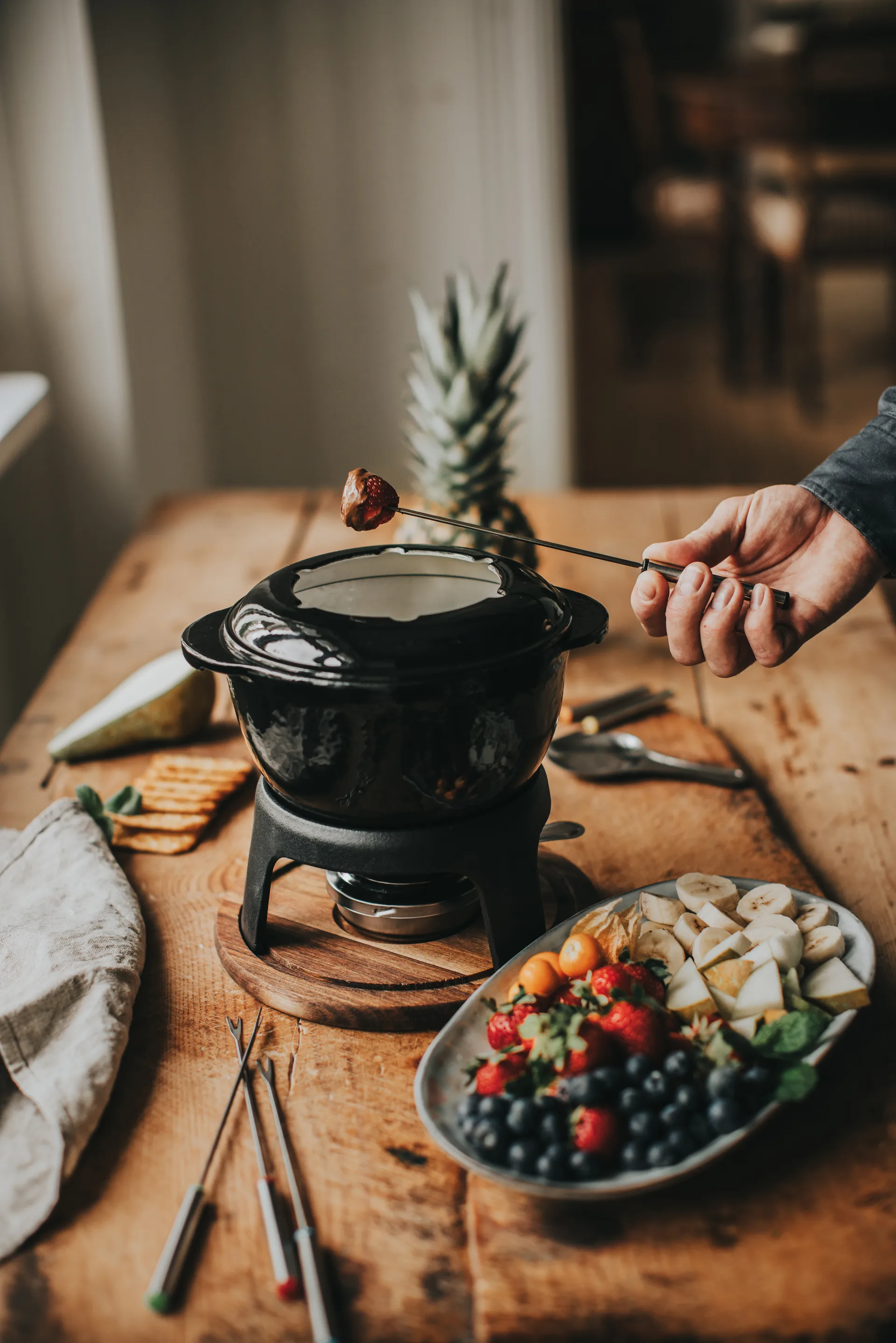 Foni fondue ferro fundido esmaltado 21×18,4×9,8 cm, Placa de madeira em preto-acácia Dorre