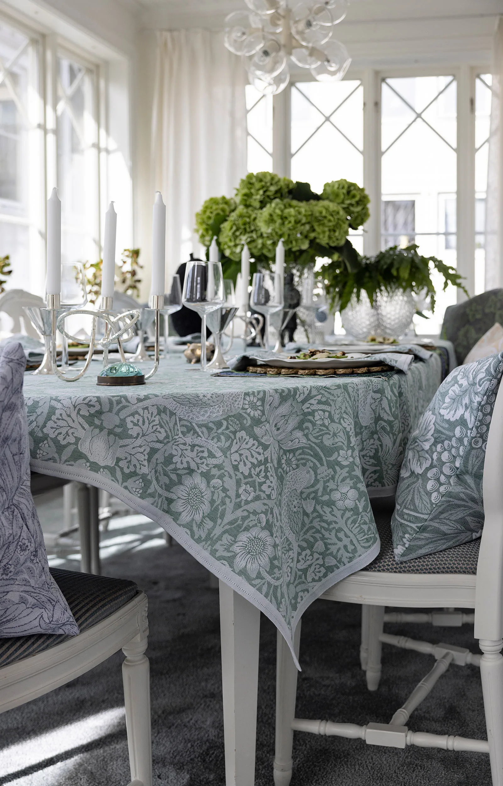 Strawberry Thief toalha de mesa 150x250 cm, Verde Ekelund Linneväveri