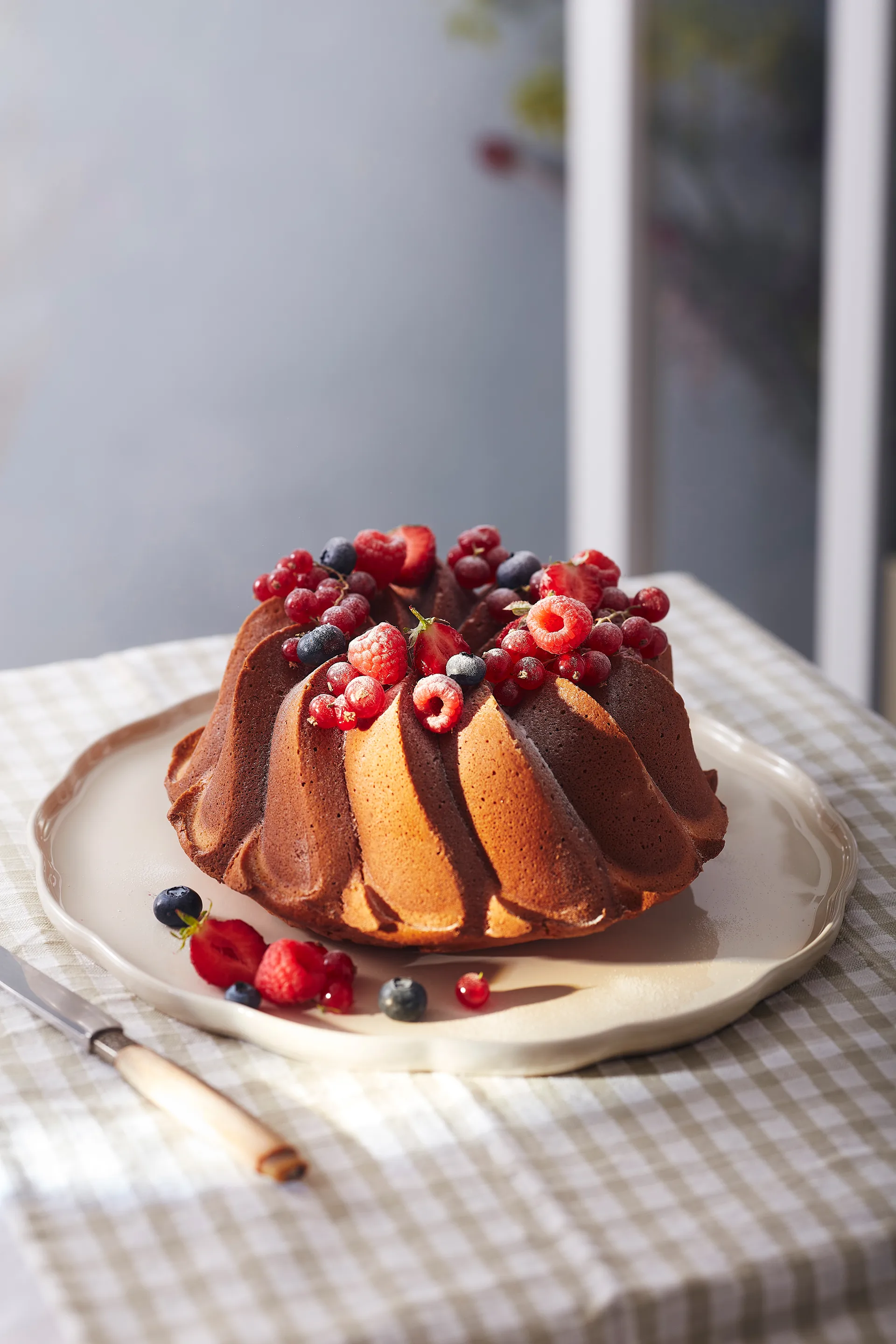 Prato de servir Emile Henry Madeleine, Cream, redondo Emile Henry