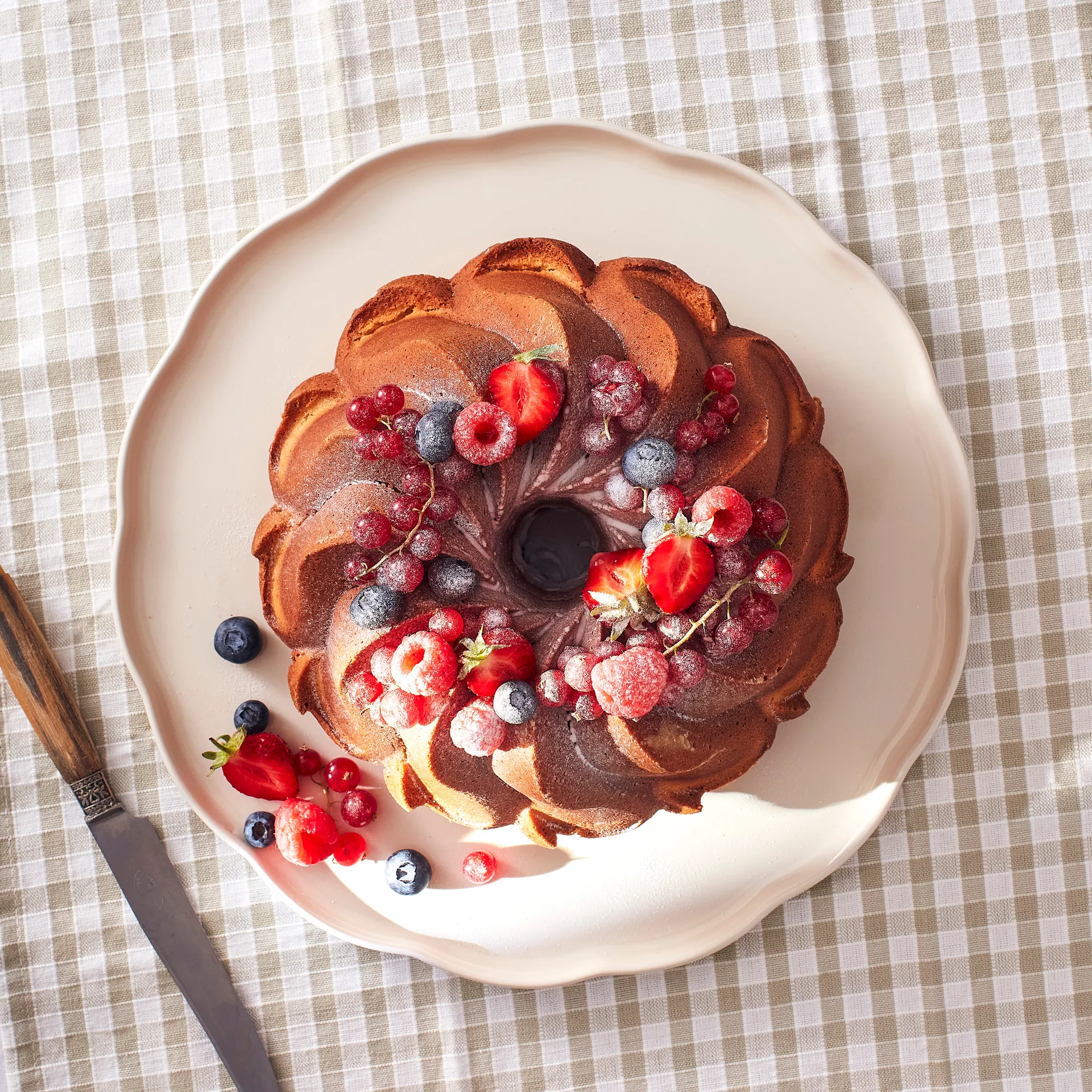 Prato de servir Emile Henry Madeleine, Cream, redondo Emile Henry