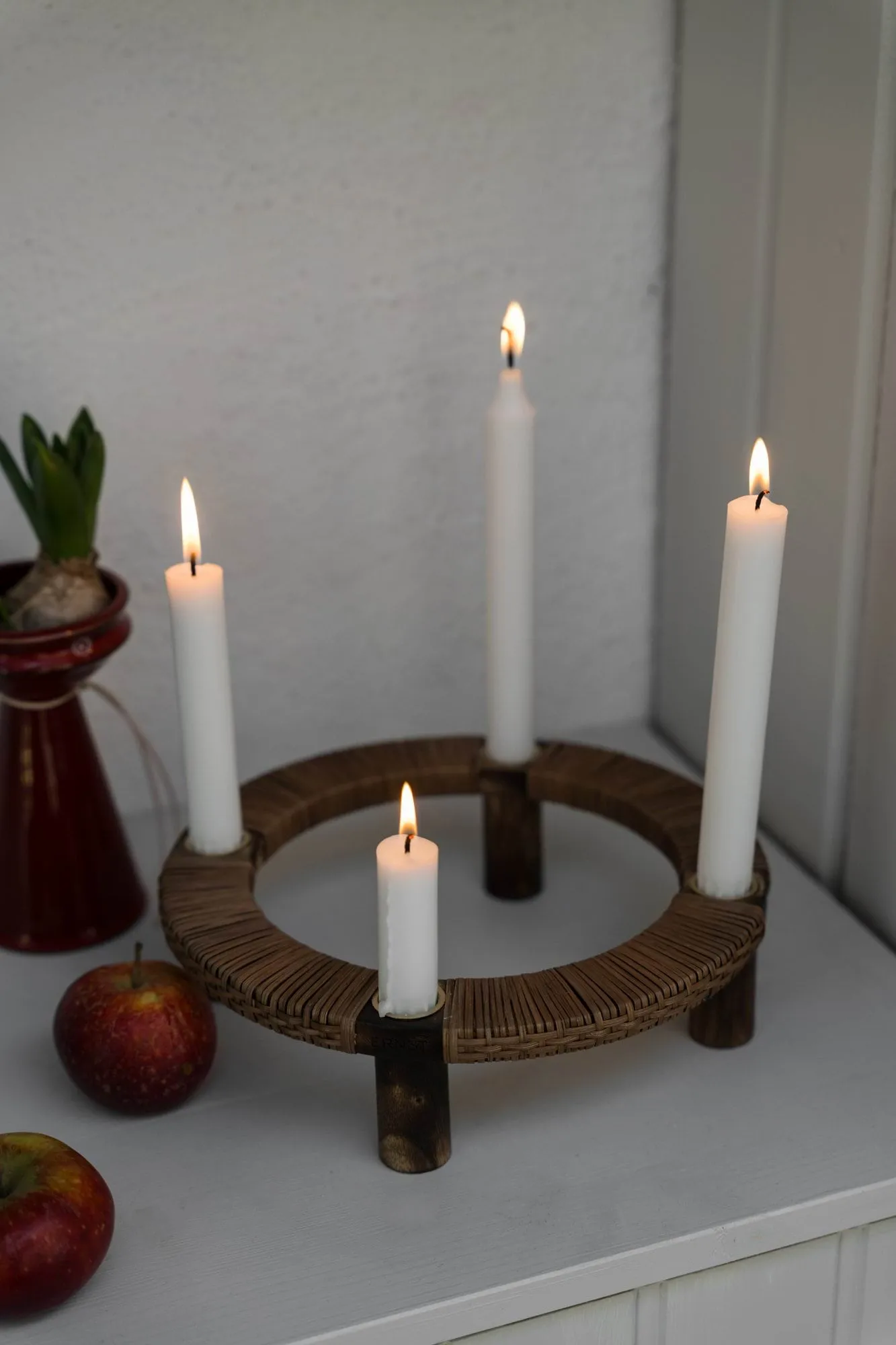 Ernst castiçal redondo para 4 velas, Madeira escura ERNST