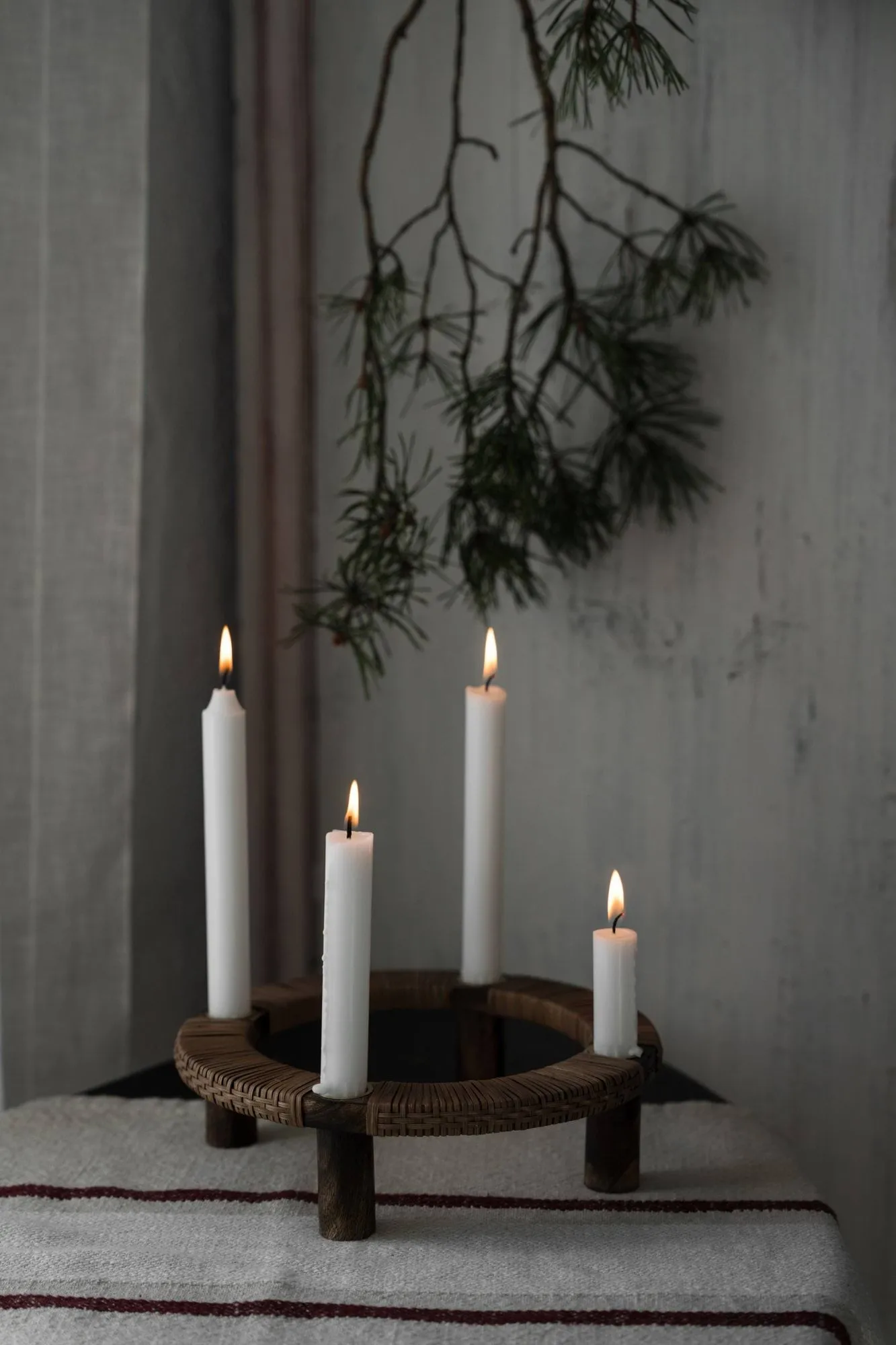 Ernst castiçal redondo para 4 velas, Madeira escura ERNST