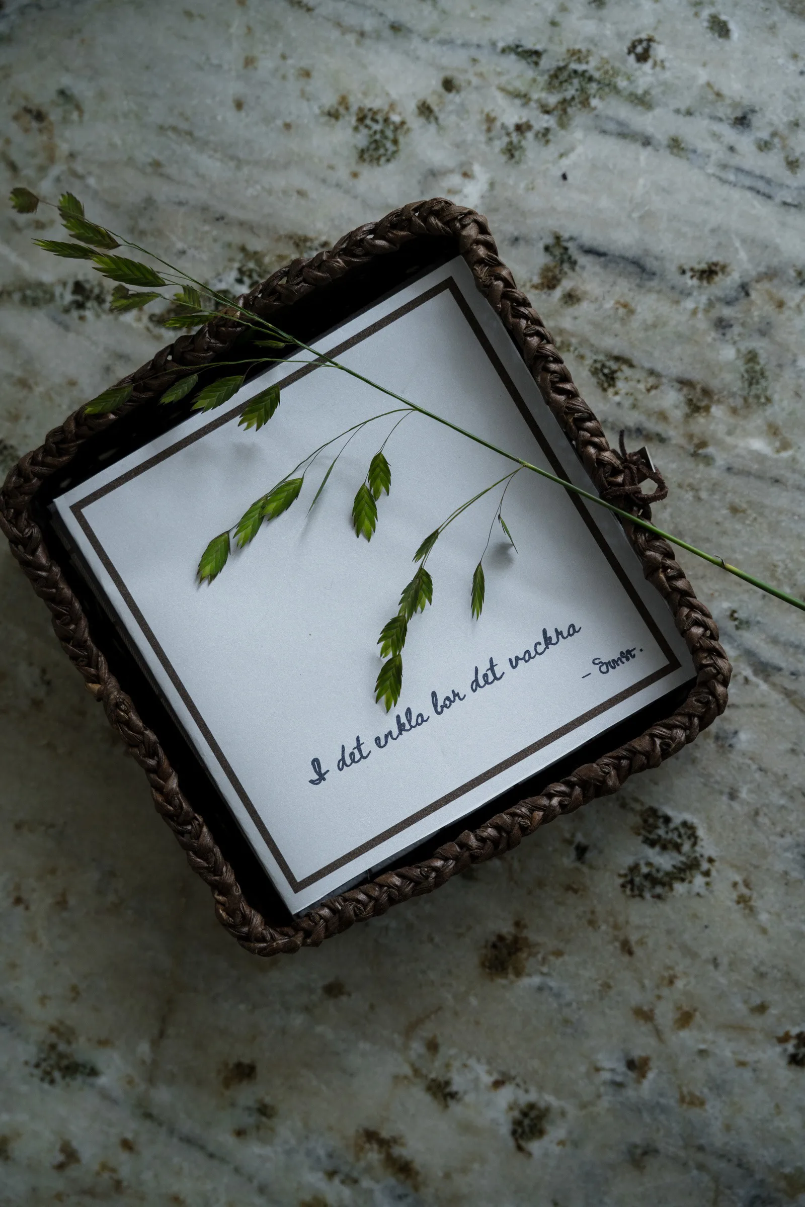 Guardanapo com citação Ernst I det enkla 20 un., Cinza claro ERNST