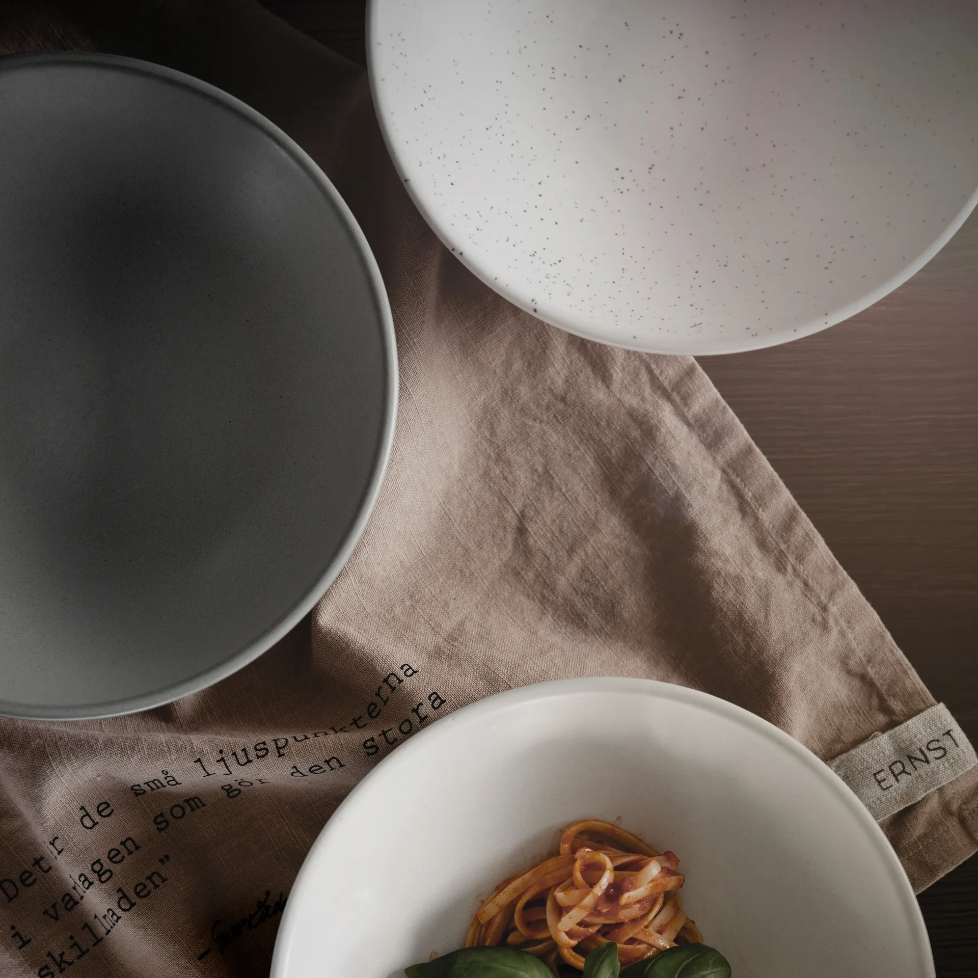 Prato fundo Ernst 22 cm, pontos brancos ERNST