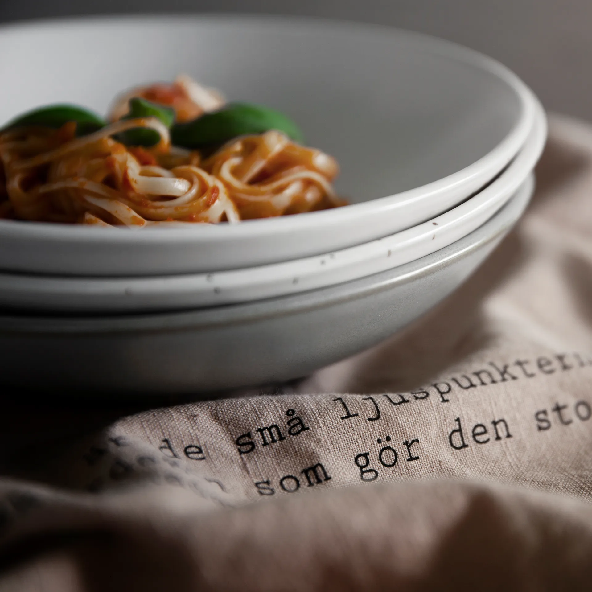 Prato fundo Ernst 22 cm, pontos brancos ERNST