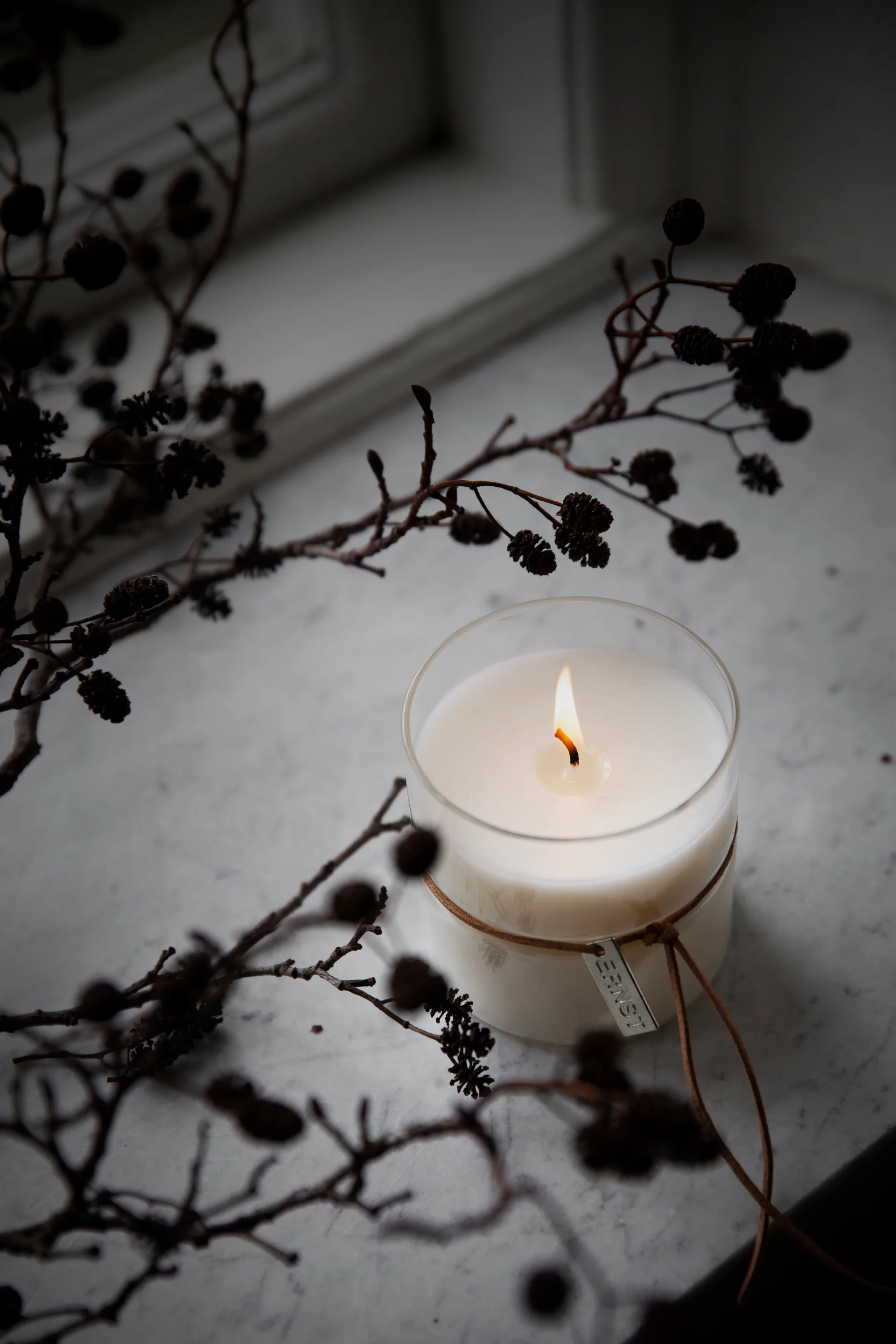 Vela perfumada em vidro com cordão Ernst Ø8 cm, Tempo para fazer nada ERNST