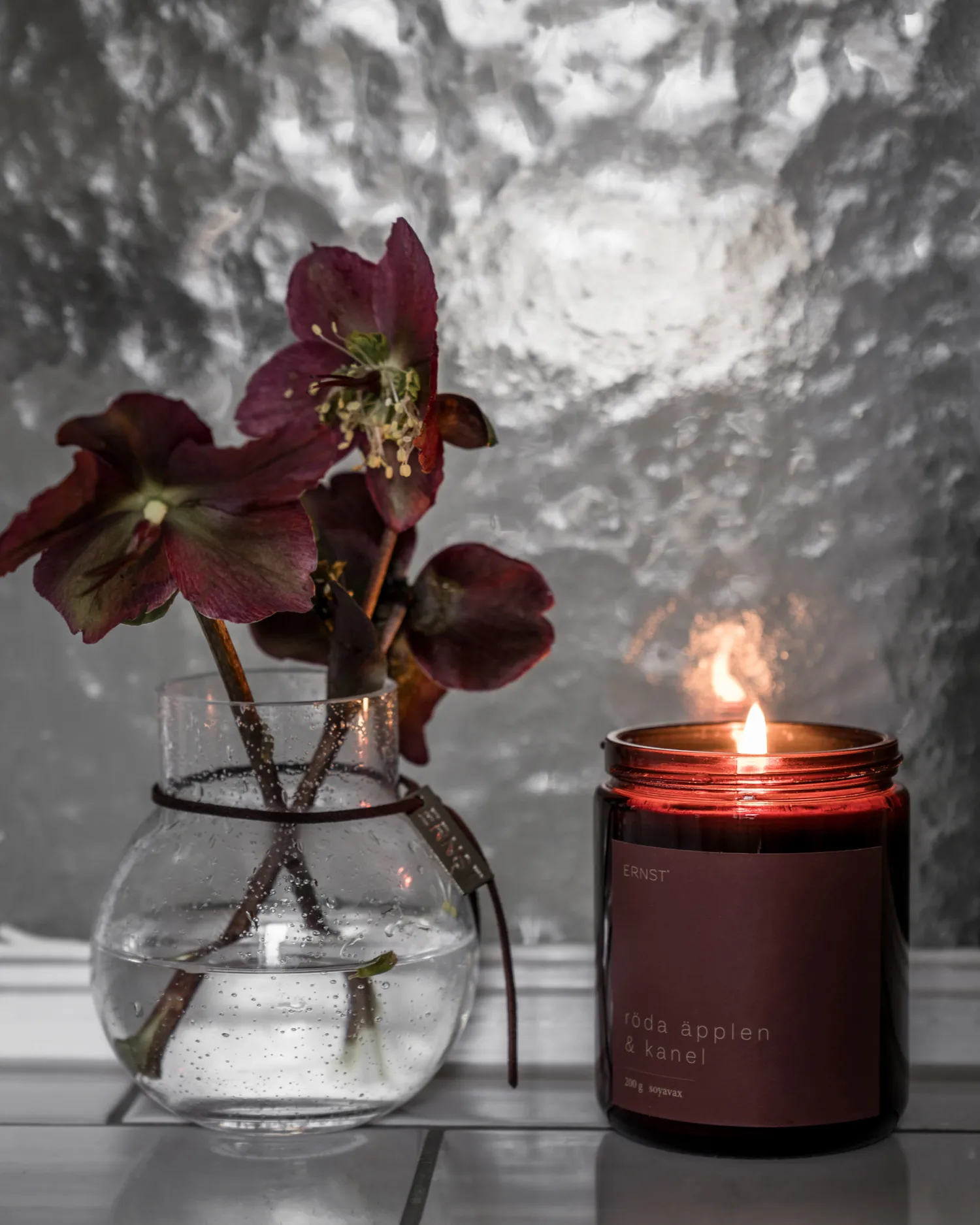 Vela perfumada Ernst em vidro com tampa Ø7,2 cm, Maçã vermelha-canela ERNST