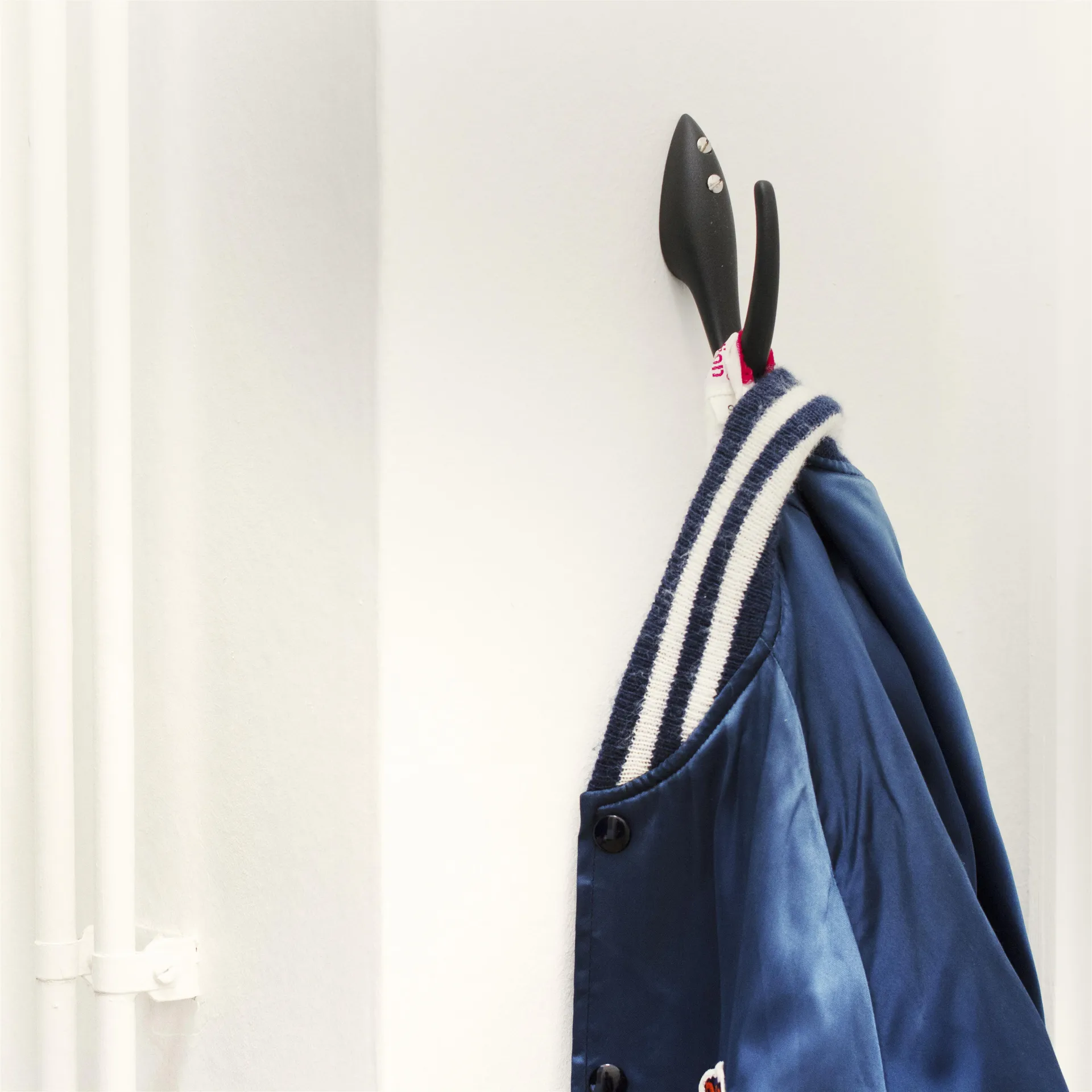 Cabide de roupa Papa, preto, estrutura Essem Design