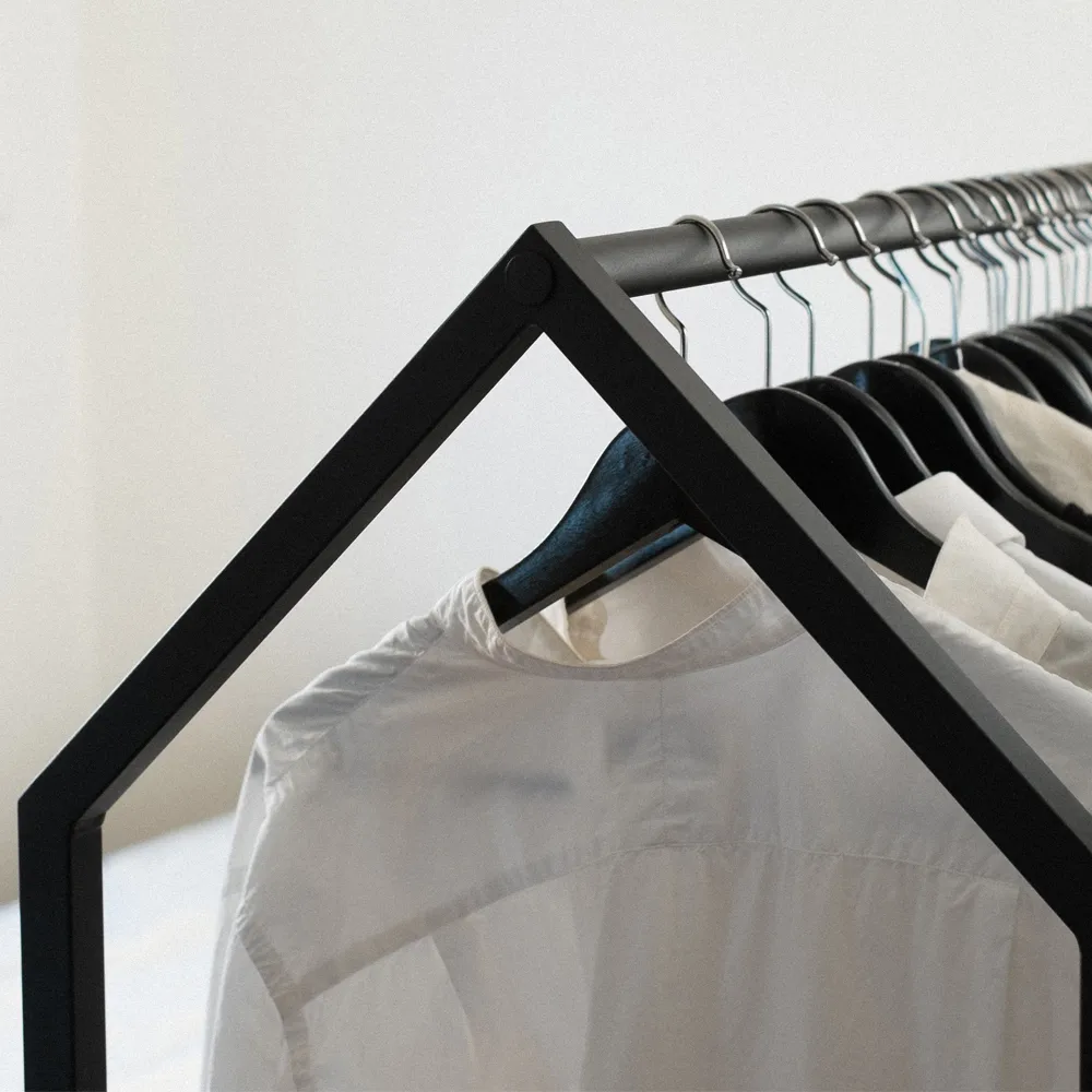 Cabideiro Clothing House, Preto  Essem Design