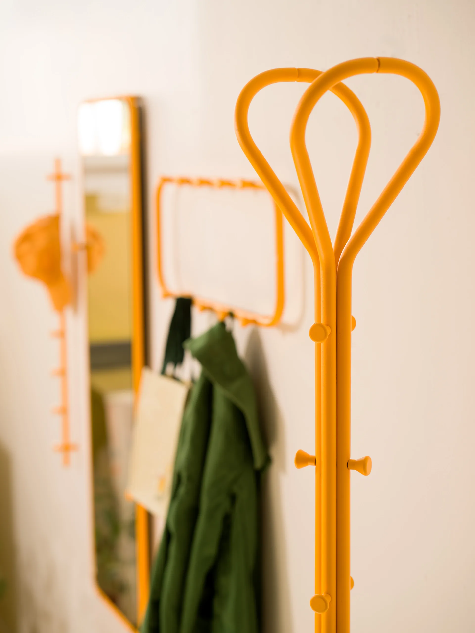 Classic cabide de chão, Amarelo sol Essem Design