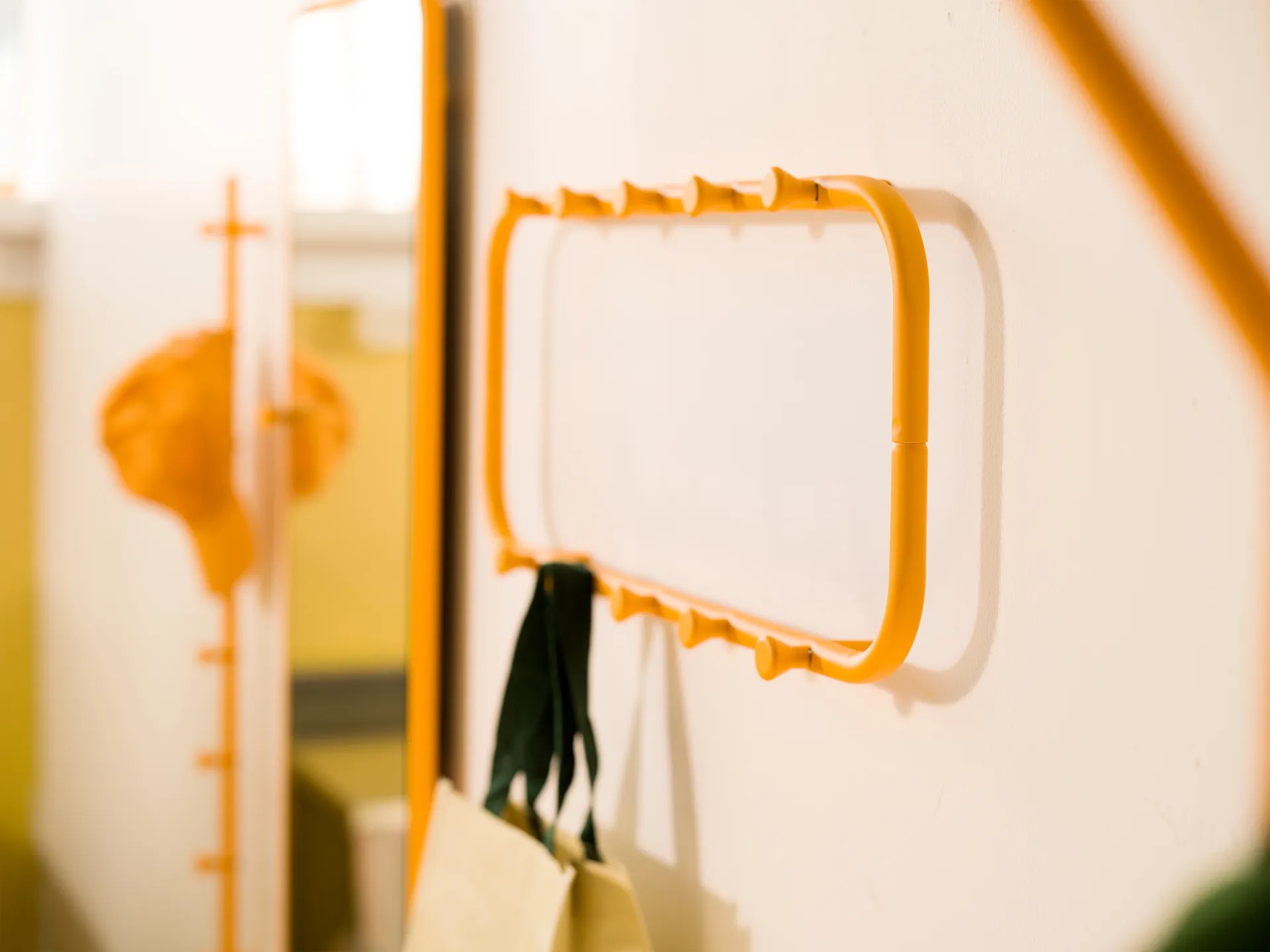 Classic cabide de parede 100 cm, Amarelo sol Essem Design