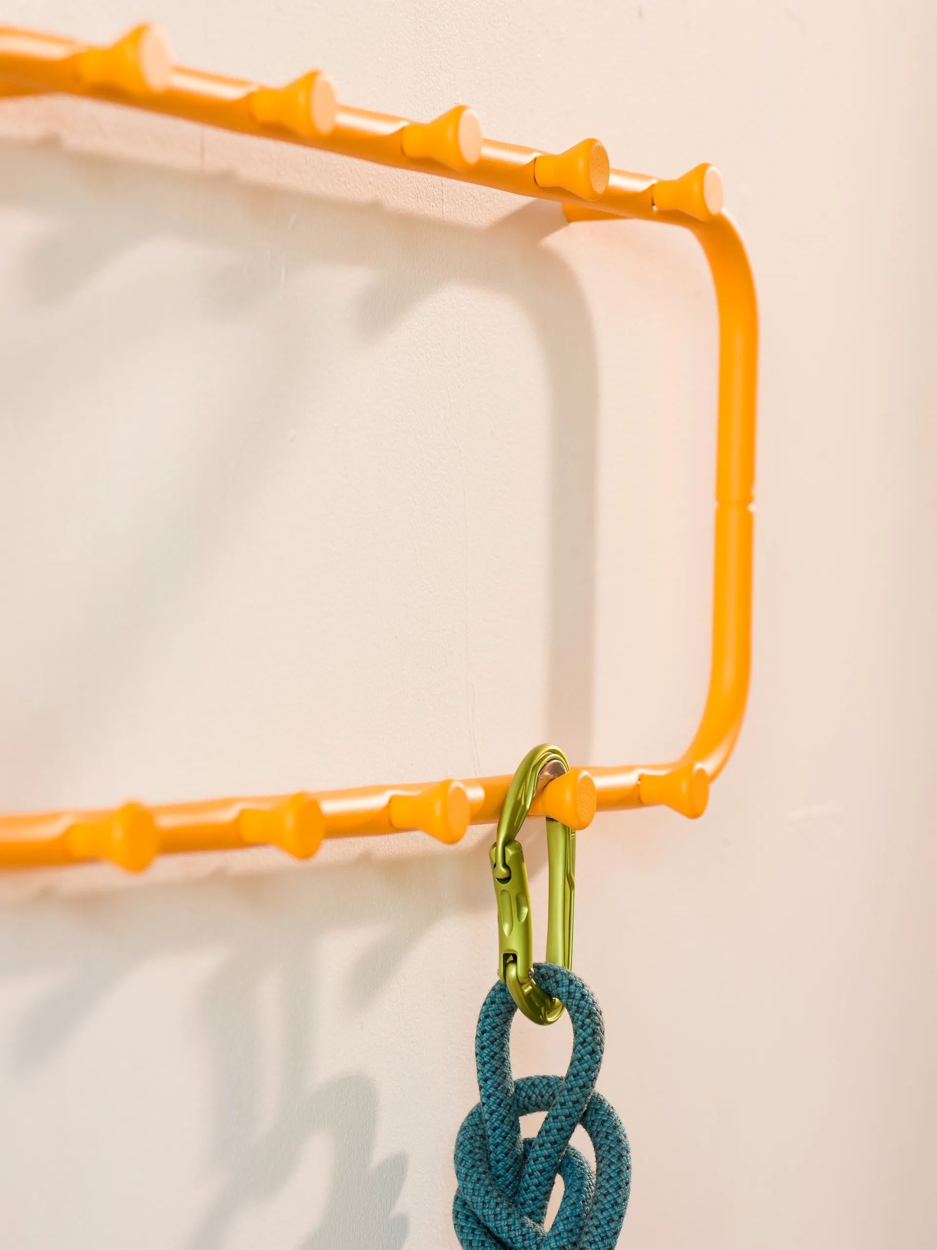 Classic cabide de parede 120 cm, Amarelo sol Essem Design