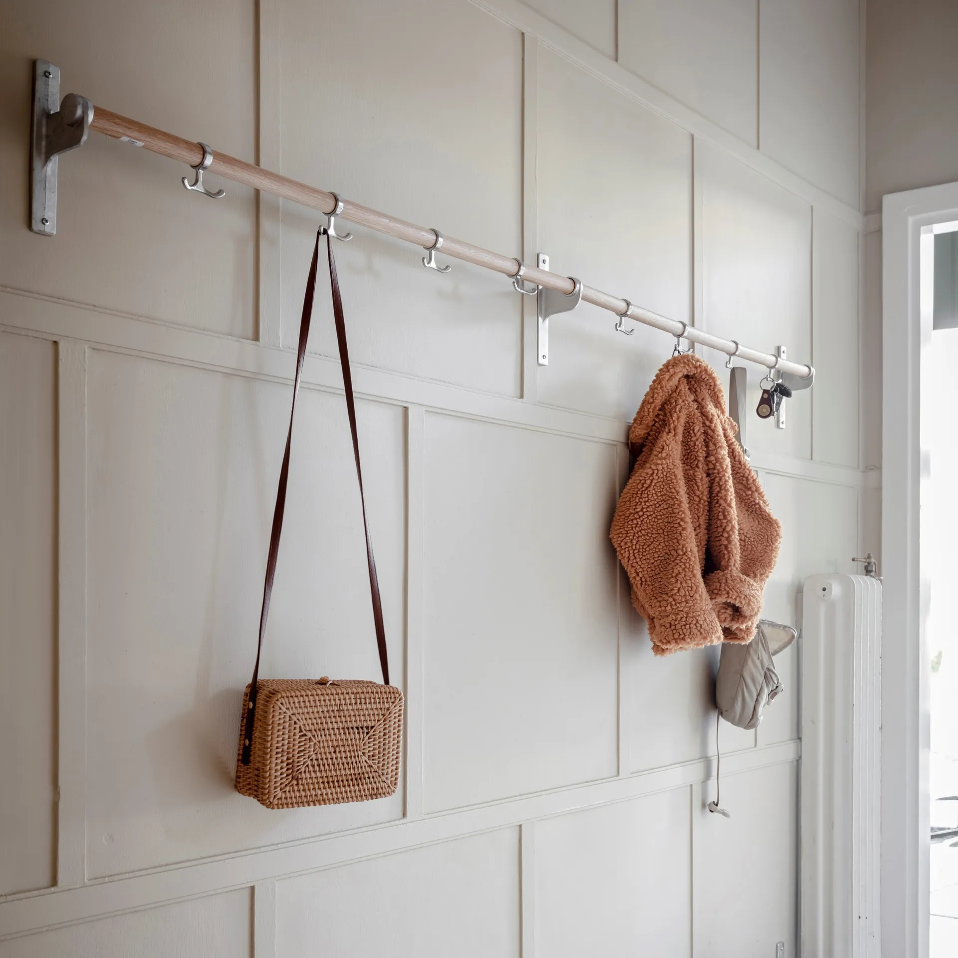 Gancho Nostalgi 100 cm, carvalho, alumínio Essem Design