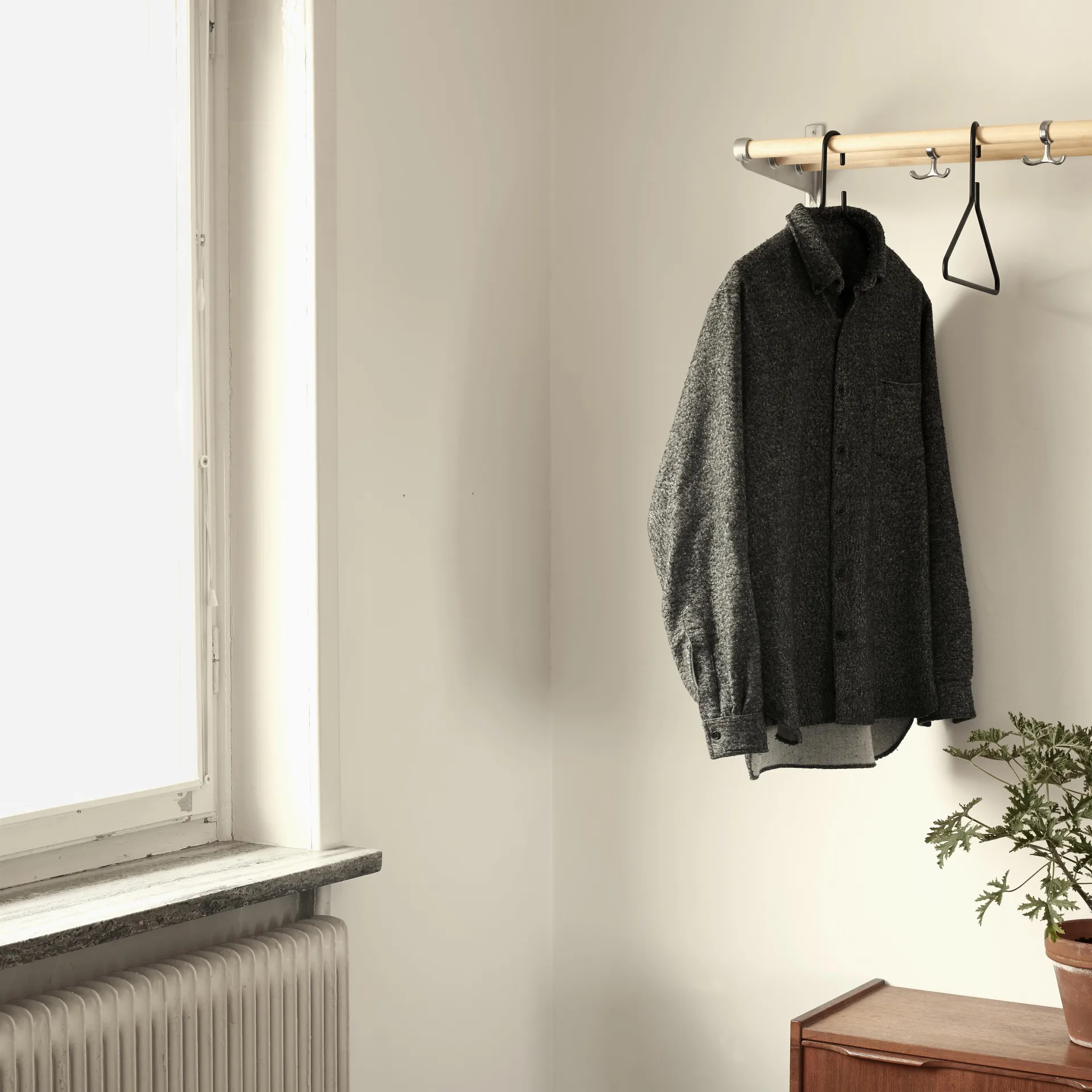 Nostalgia Sapateira ou porta-chapéus , bege, estrutura alumínio Essem Design