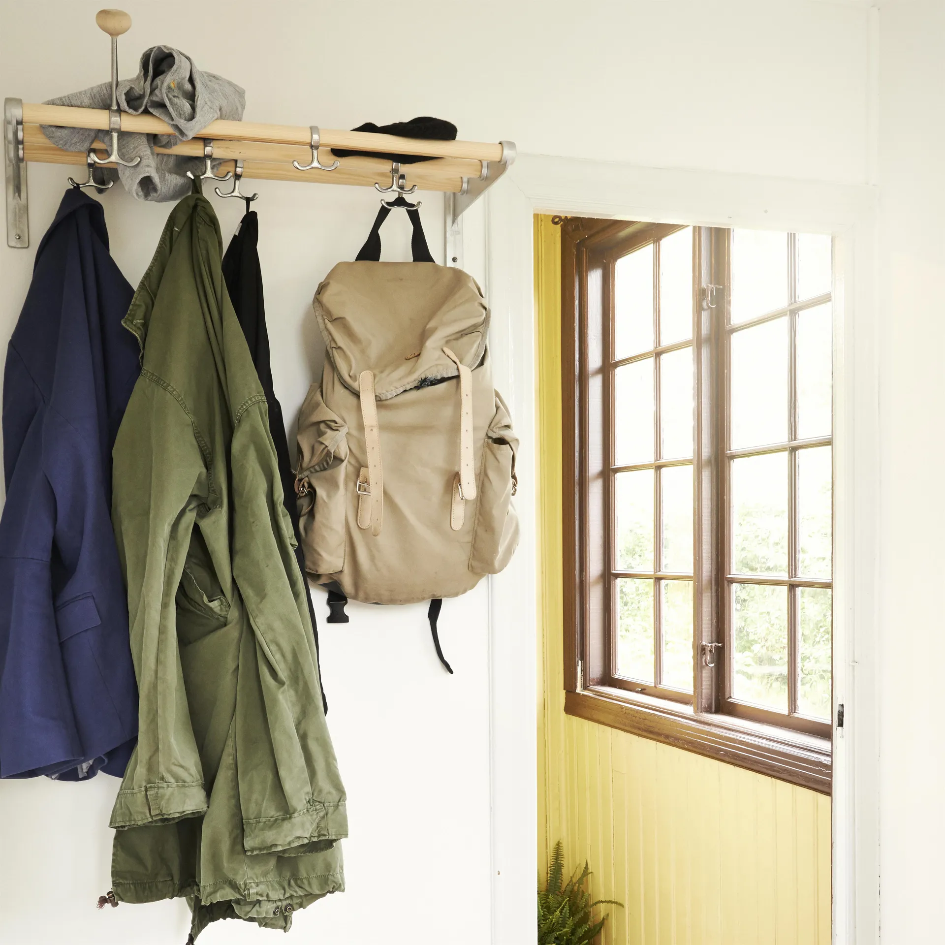 Nostalgia Sapateira ou porta-chapéus , bege, estrutura alumínio Essem Design