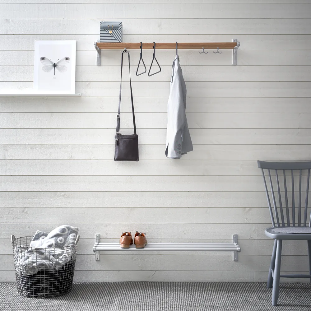 Nostalgia Sapateira ou porta-chapéus , Nogueira, estrutura alumínio Essem Design