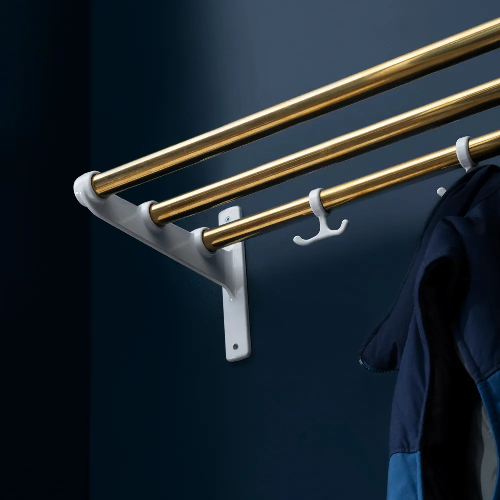 Nostalgia Sapateira ou porta-chapéus , Nogueira, estrutura alumínio Essem Design