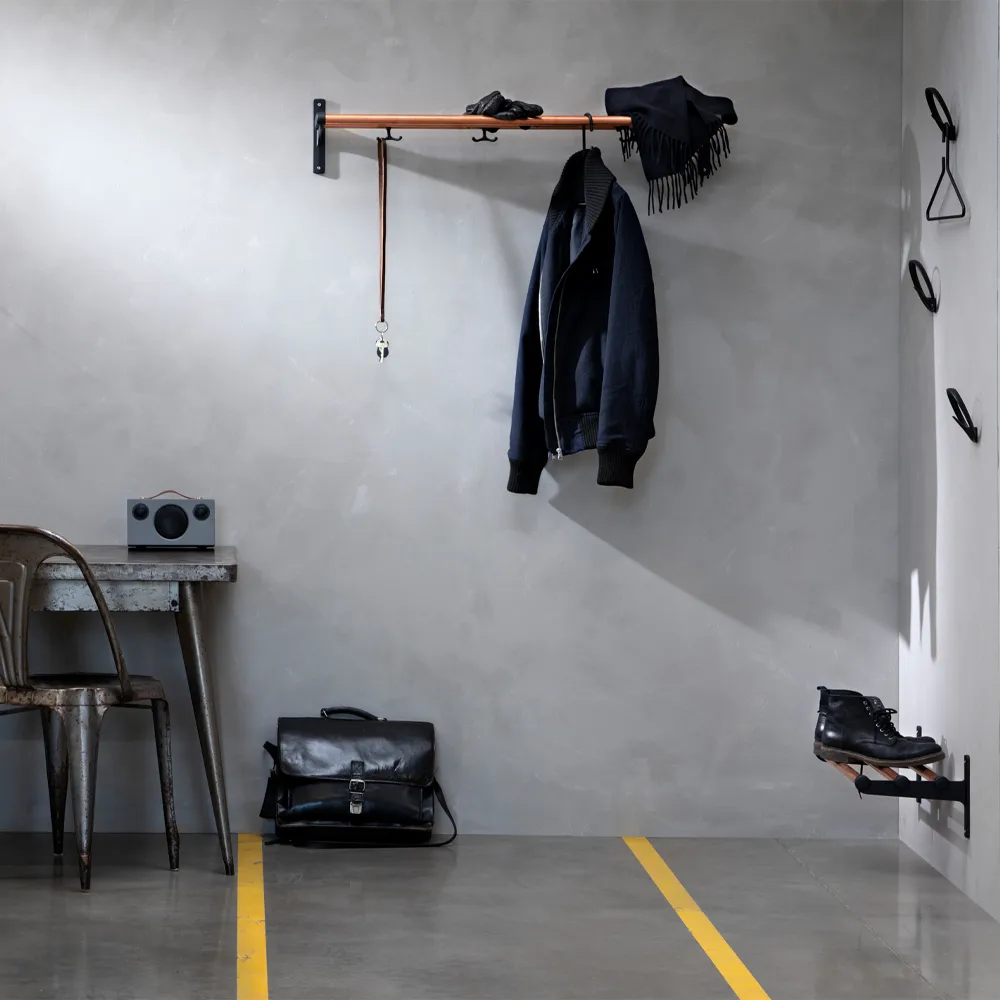 Nostalgia Sapateira ou porta-chapéus , Nogueira, estrutura branca  Essem Design