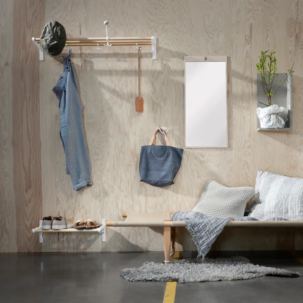 Nostalgia Sapateira ou porta-chapéus , Nogueira, estrutura branca  Essem Design