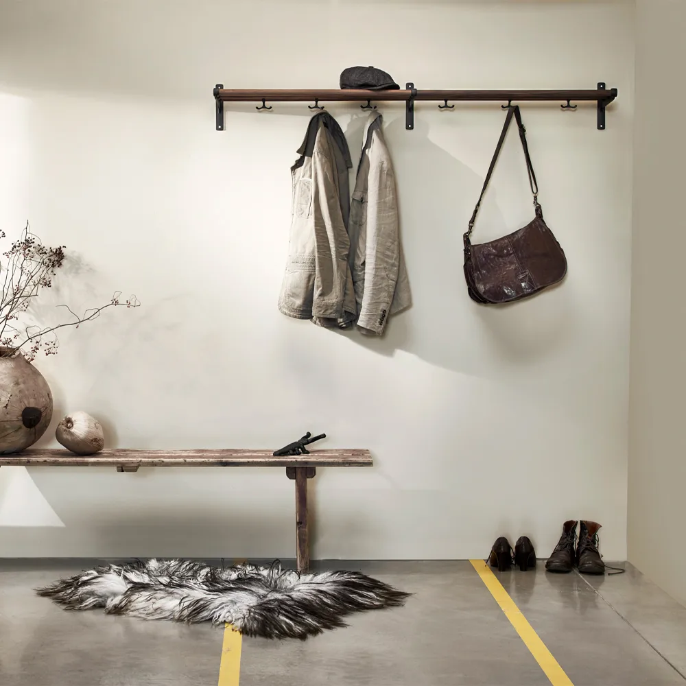 Nostalgia Sapateira ou porta-chapéus , Nogueira, estrutura branca  Essem Design