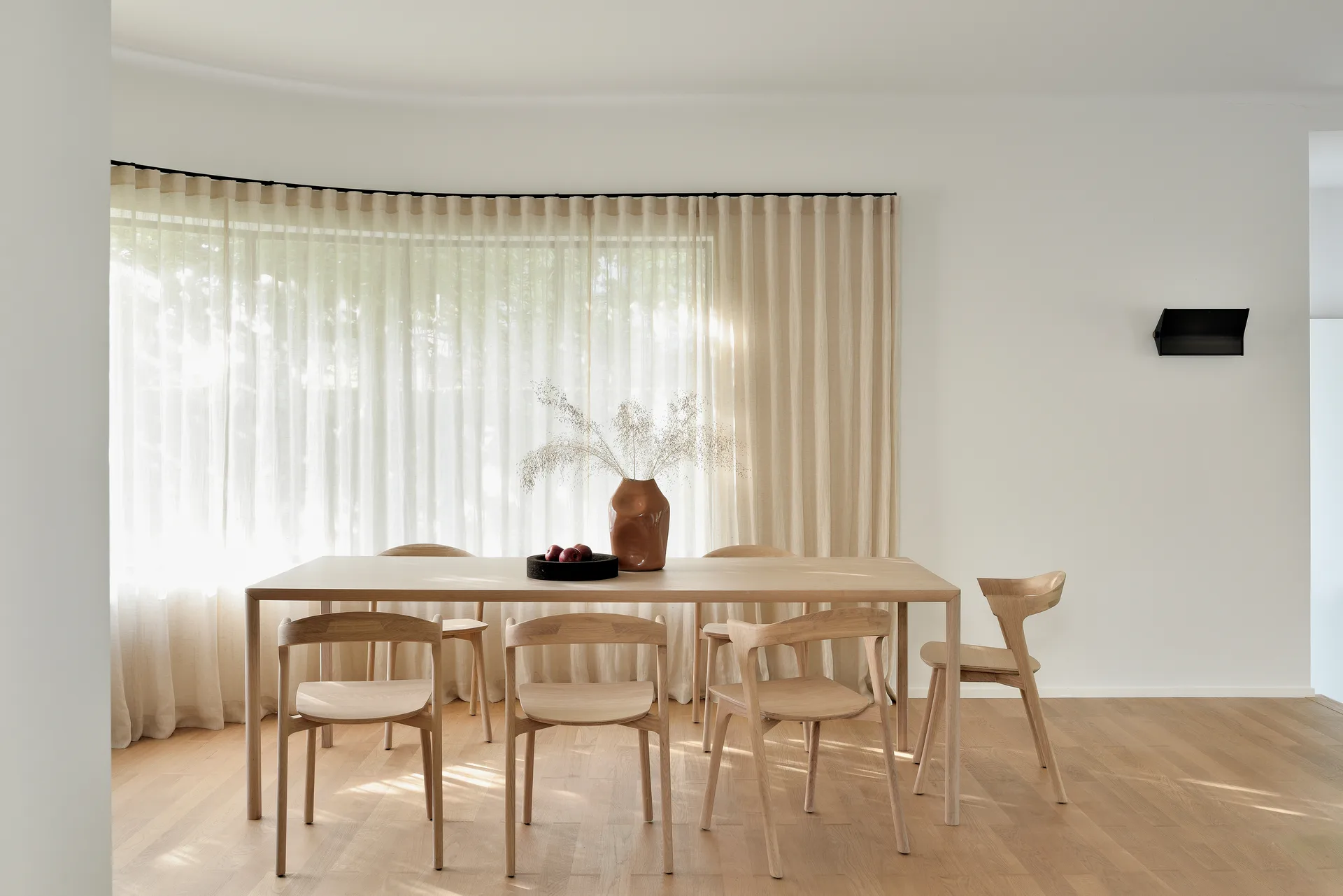 Bok mesa de jantar 200x95 cm, Carvalho envernizado com cera dura Ethnicraft