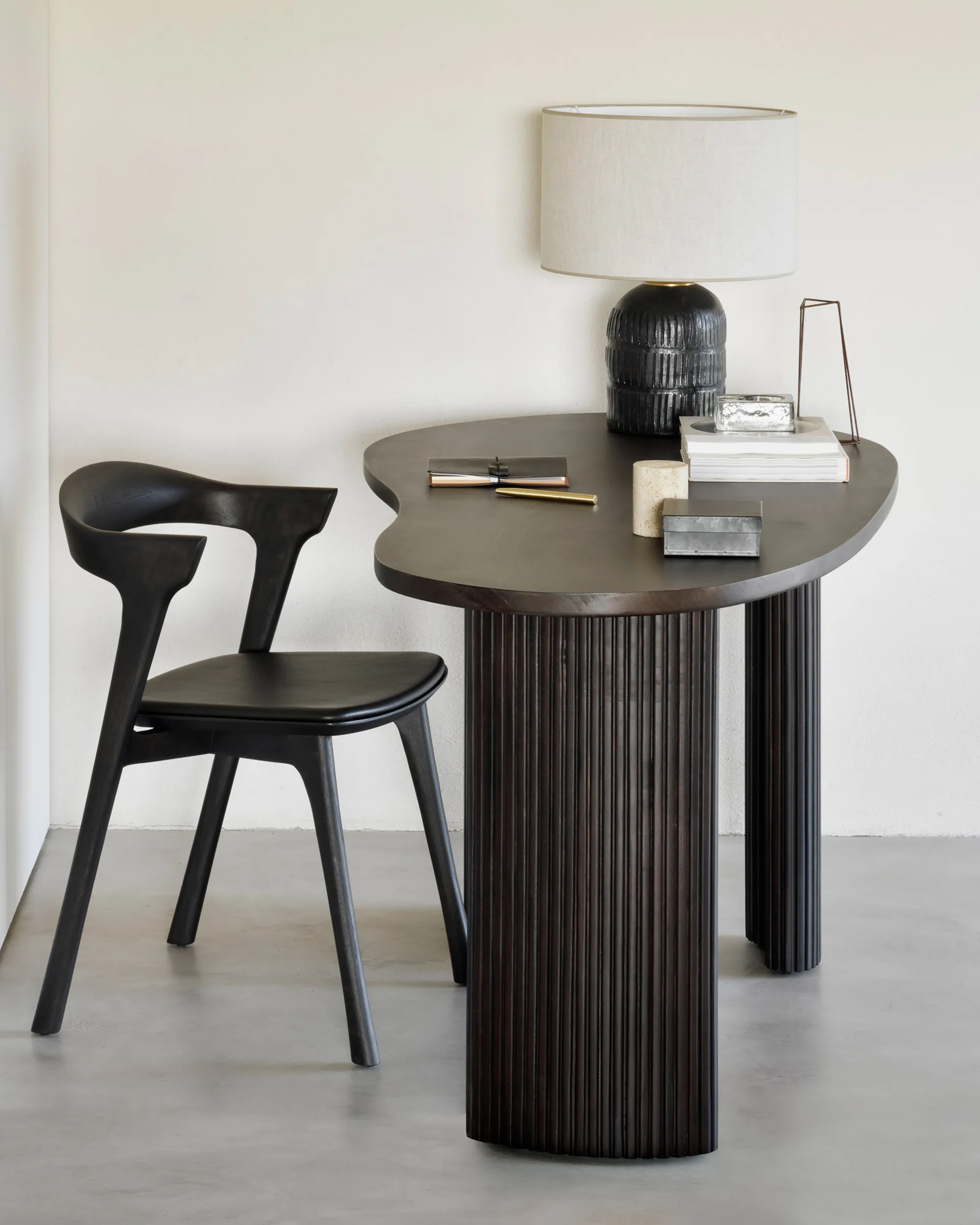 Boomerang secretária 160x83x76 cm, mogno tingido de castanho-escuro Ethnicraft