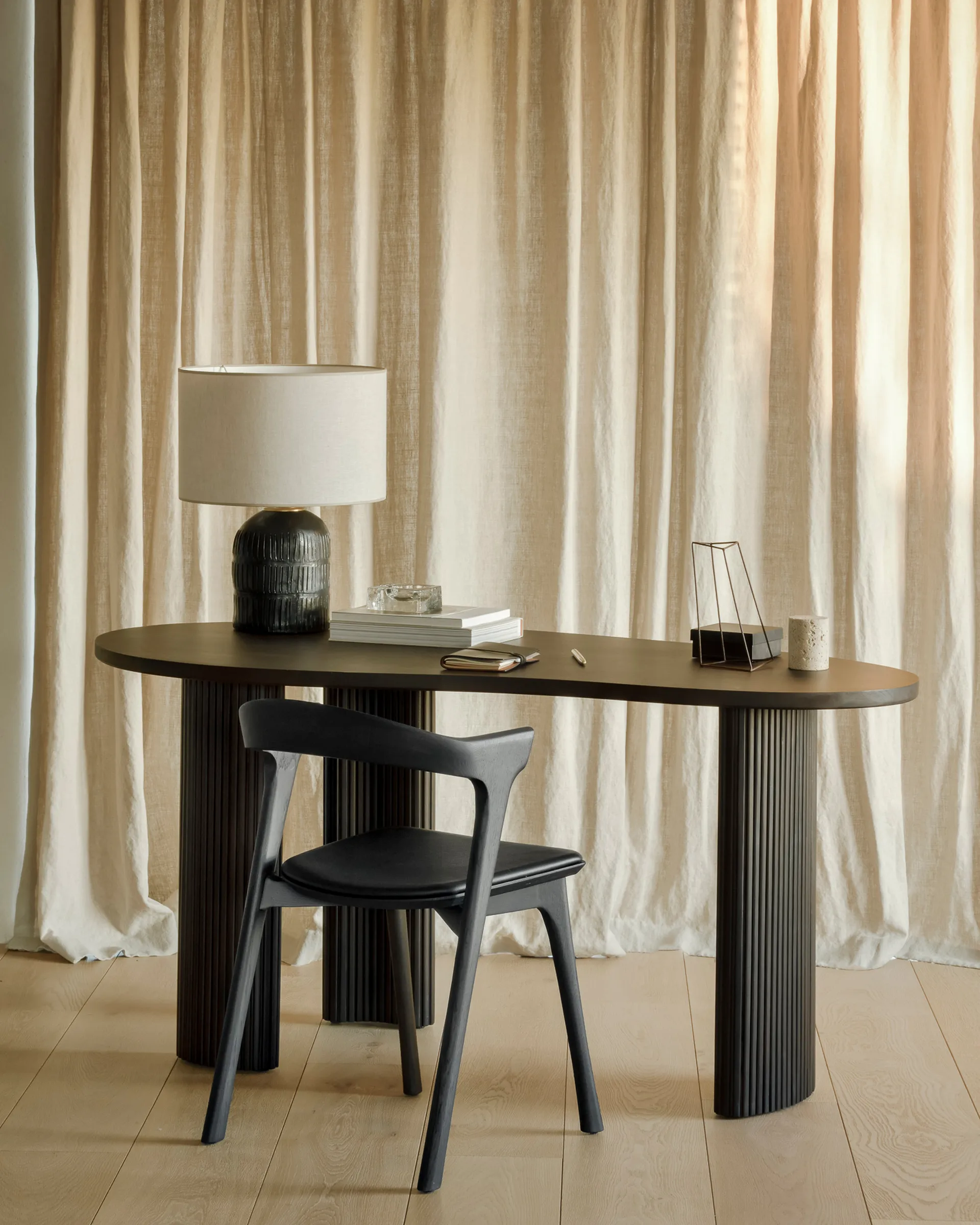 Boomerang secretária 160x83x76 cm, mogno tingido de castanho-escuro Ethnicraft