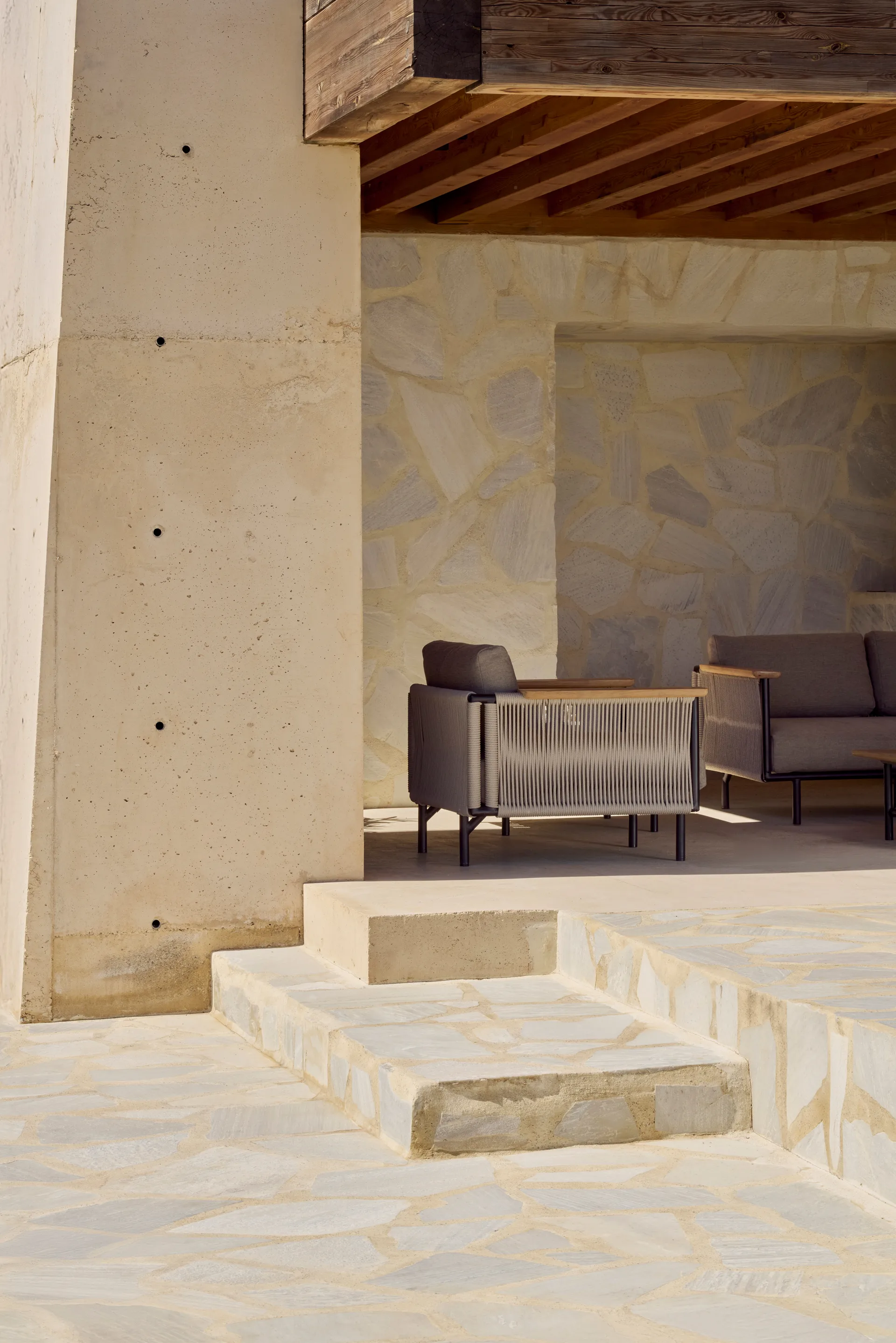 Corbey outdoor poltrona lounge com almofada, Aluminium black-Oyster Ethnicraft