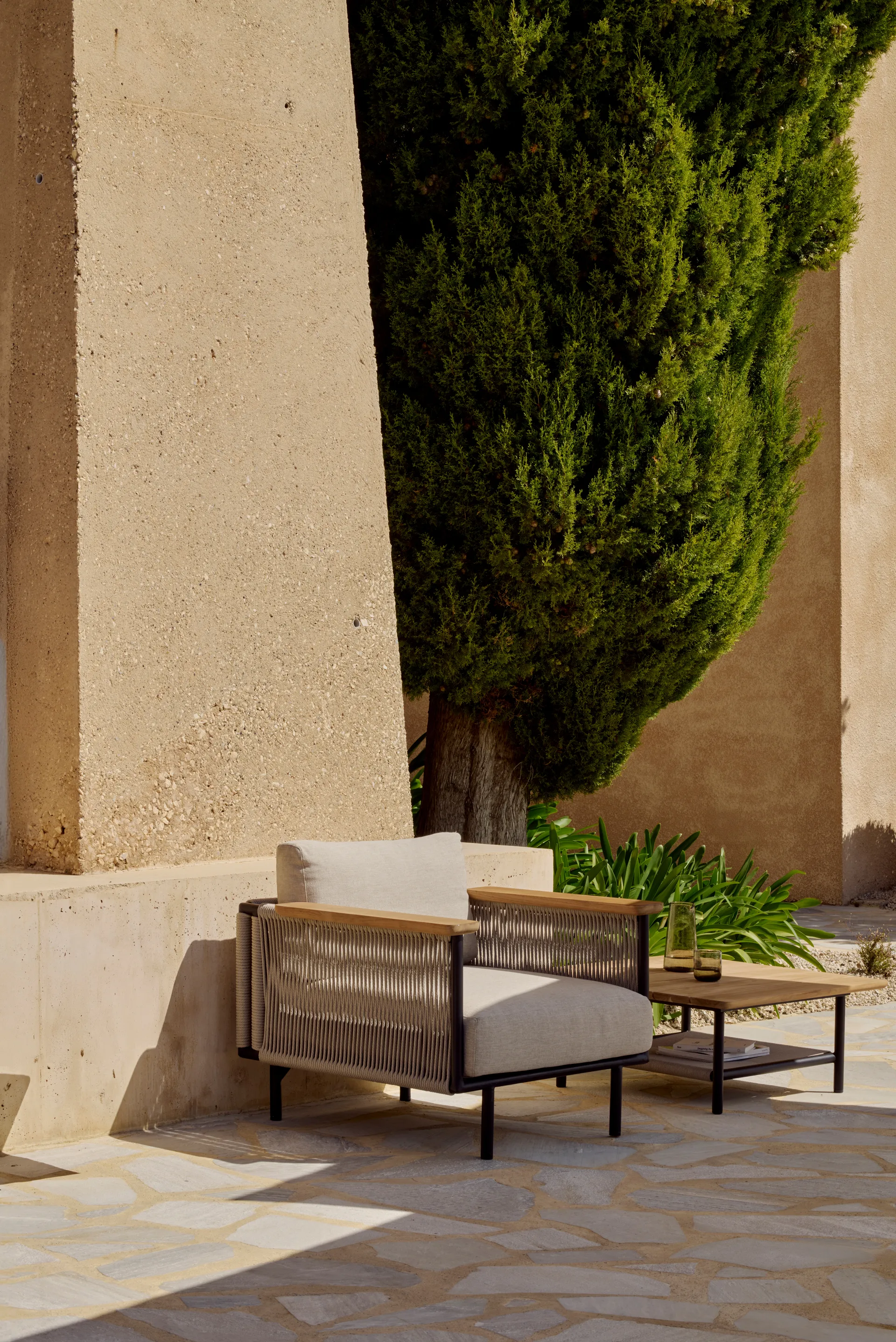 Corbey outdoor poltrona lounge com almofada, Aluminium black-Oyster Ethnicraft